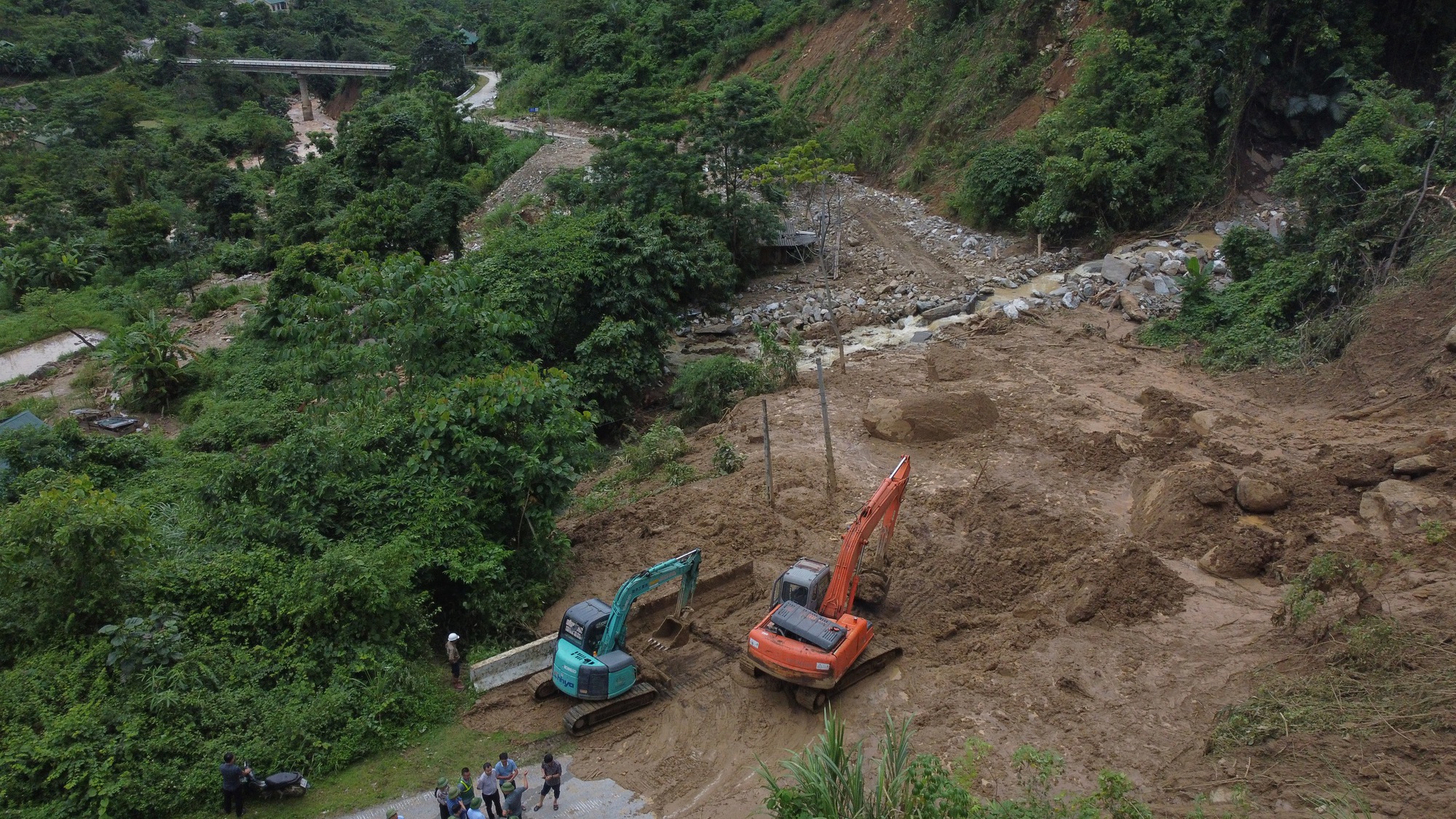 Quyết tâm thông tuyến QL7, QL16 nhanh nhất để cứu trợ đồng bào- Ảnh 1. Quyết tâm thông tuyến QL7, QL16 nhanh nhất để cứu trợ đồng bào- Ảnh 1.