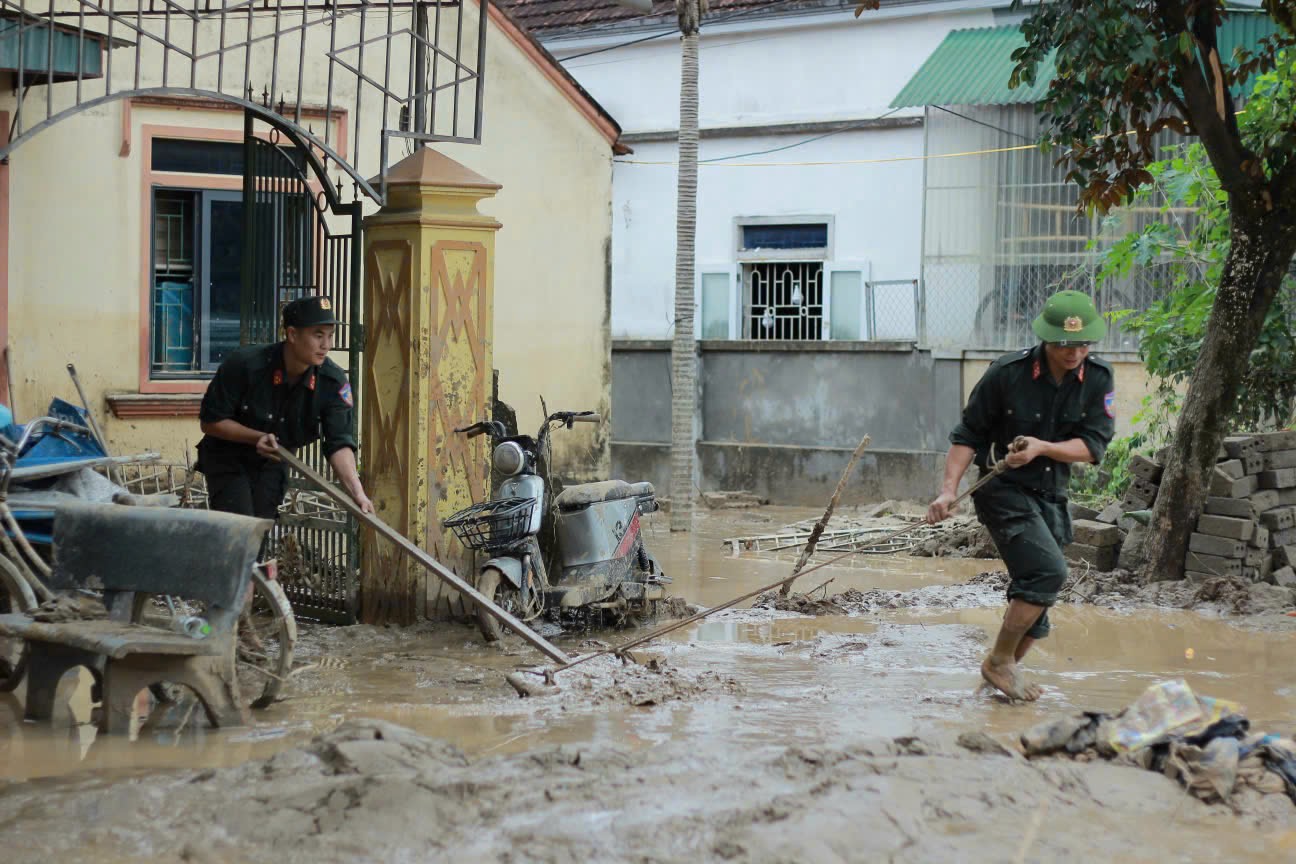 Cán bộ, chiến sĩ công an, quân đội ra quân giúp đỡ Nhân dân hai tỉnh Nghệ An, Thanh Hóa- Ảnh 4. Cán bộ, chiến sĩ công an, quân đội ra quân giúp đỡ Nhân dân hai tỉnh Nghệ An, Thanh Hóa- Ảnh 4.