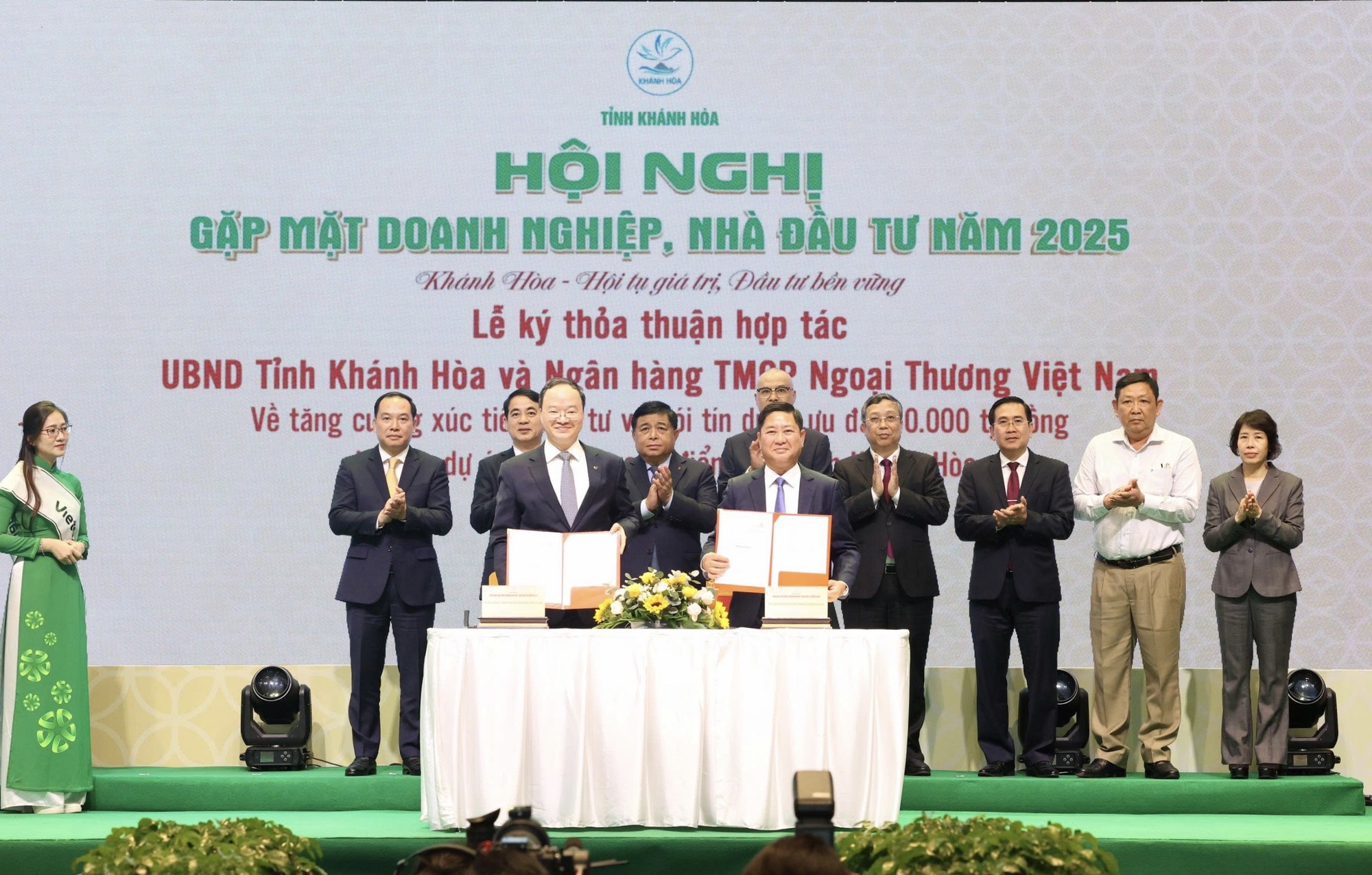 Từ 'Cà phê doanh nhân' đến tín dụng 50.000 tỷ: Khánh Hòa hành động để thu hút đầu tư dài hạn- Ảnh 3. Từ 'Cà phê doanh nhân' đến tín dụng 50.000 tỷ: Khánh Hòa hành động để thu hút đầu tư dài hạn- Ảnh 3.