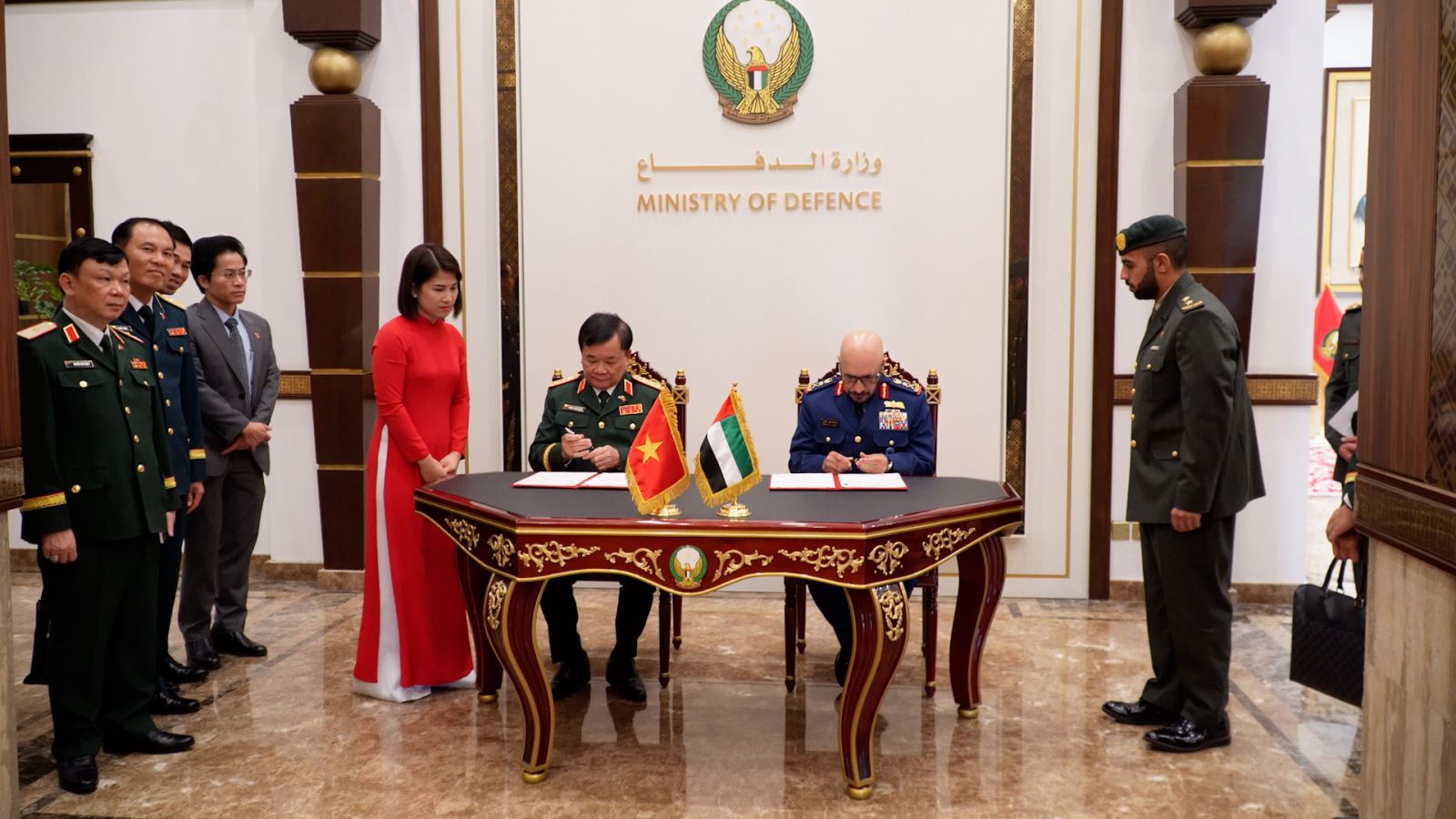 វៀតណាម និង UAE ចុះហត្ថលេខាលើលិខិតចេតនាស្តីពីកិច្ចសហប្រតិបត្តិការលើវិស័យការពារជាតិ - រូបថត ១. Việt Nam và UAE ký Ý định thư về hợp tác quốc phòng- Ảnh 1.