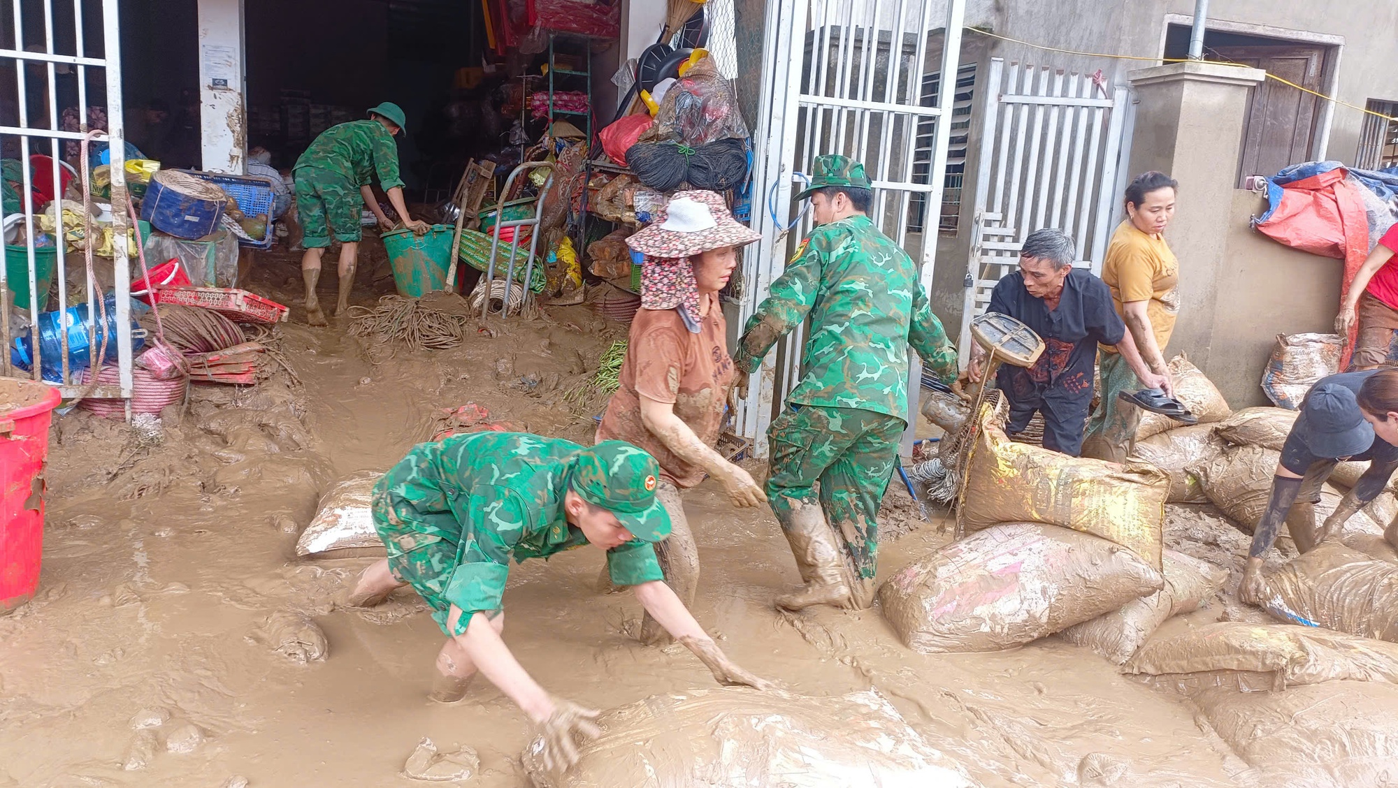 Cán bộ, chiến sĩ công an, quân đội ra quân giúp đỡ Nhân dân hai tỉnh Nghệ An, Thanh Hóa- Ảnh 1. Cán bộ, chiến sĩ công an, quân đội ra quân giúp đỡ Nhân dân hai tỉnh Nghệ An, Thanh Hóa- Ảnh 1.