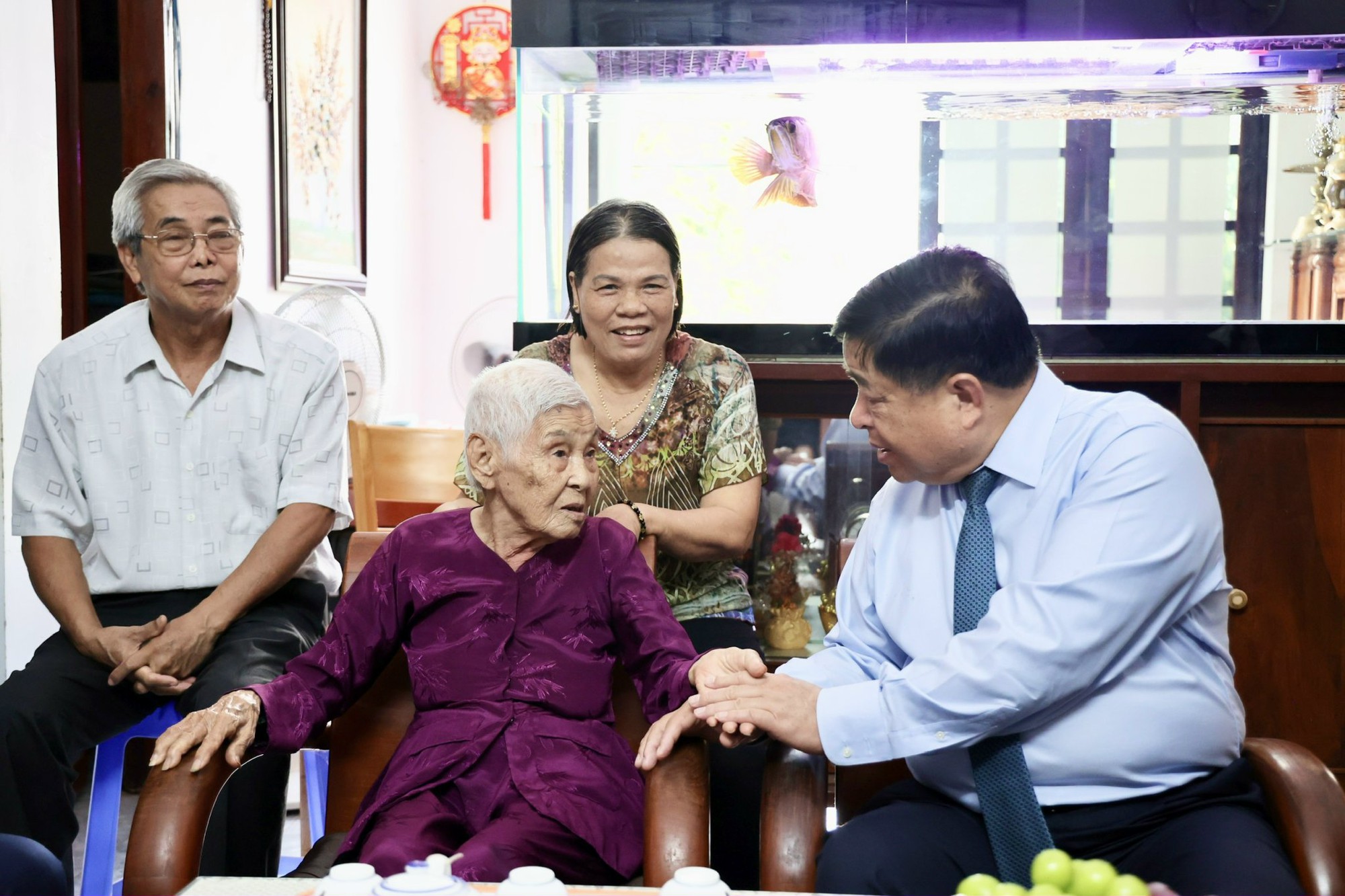 Phó Thủ tướng Nguyễn Chí Dũng thăm, tặng quà gia đình có công với cách mạng- Ảnh 1. Phó Thủ tướng Nguyễn Chí Dũng thăm, tặng quà gia đình có công với cách mạng- Ảnh 1.