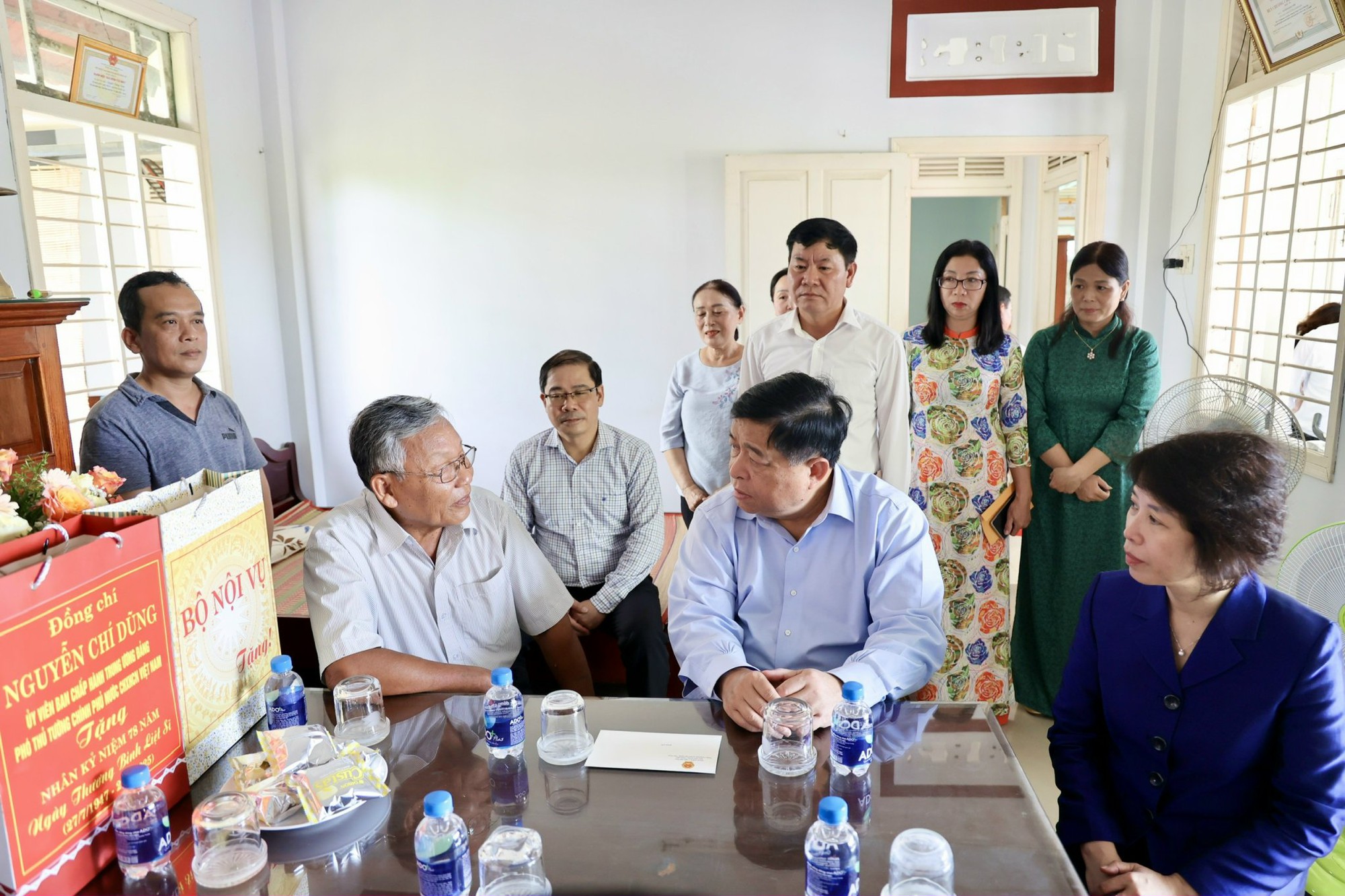 Phó Thủ tướng Nguyễn Chí Dũng thăm, tặng quà gia đình có công với cách mạng- Ảnh 2. Phó Thủ tướng Nguyễn Chí Dũng thăm, tặng quà gia đình có công với cách mạng- Ảnh 2.
