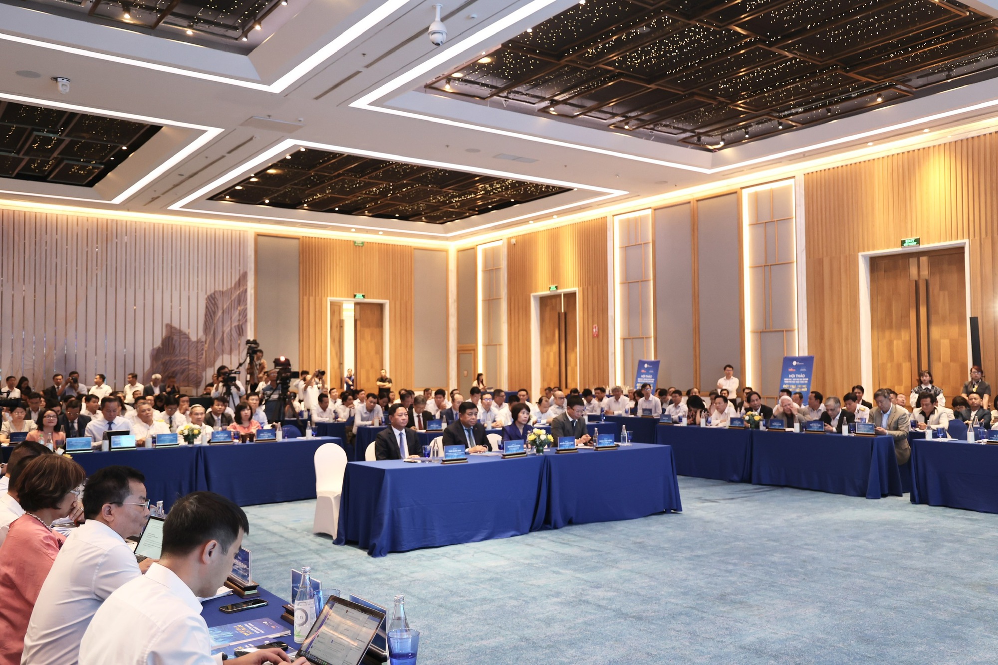 Позиционирование Кханьхоа с решимостью действовать, новым мышлением, видением и ценностями - Фото 6. Định vị Khánh Hòa với quyết tâm hành động, tư duy, tầm nhìn và giá trị mới- Ảnh 6.