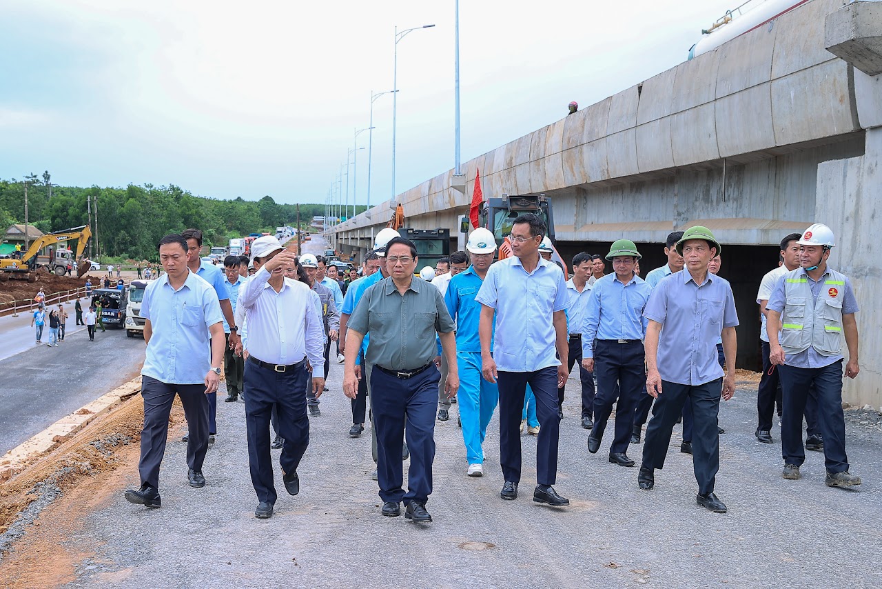 Thủ tướng kiểm tra 3 dự án cao tốc, sân bay, cảng biển trọng điểm tại Quảng Trị- Ảnh 1.