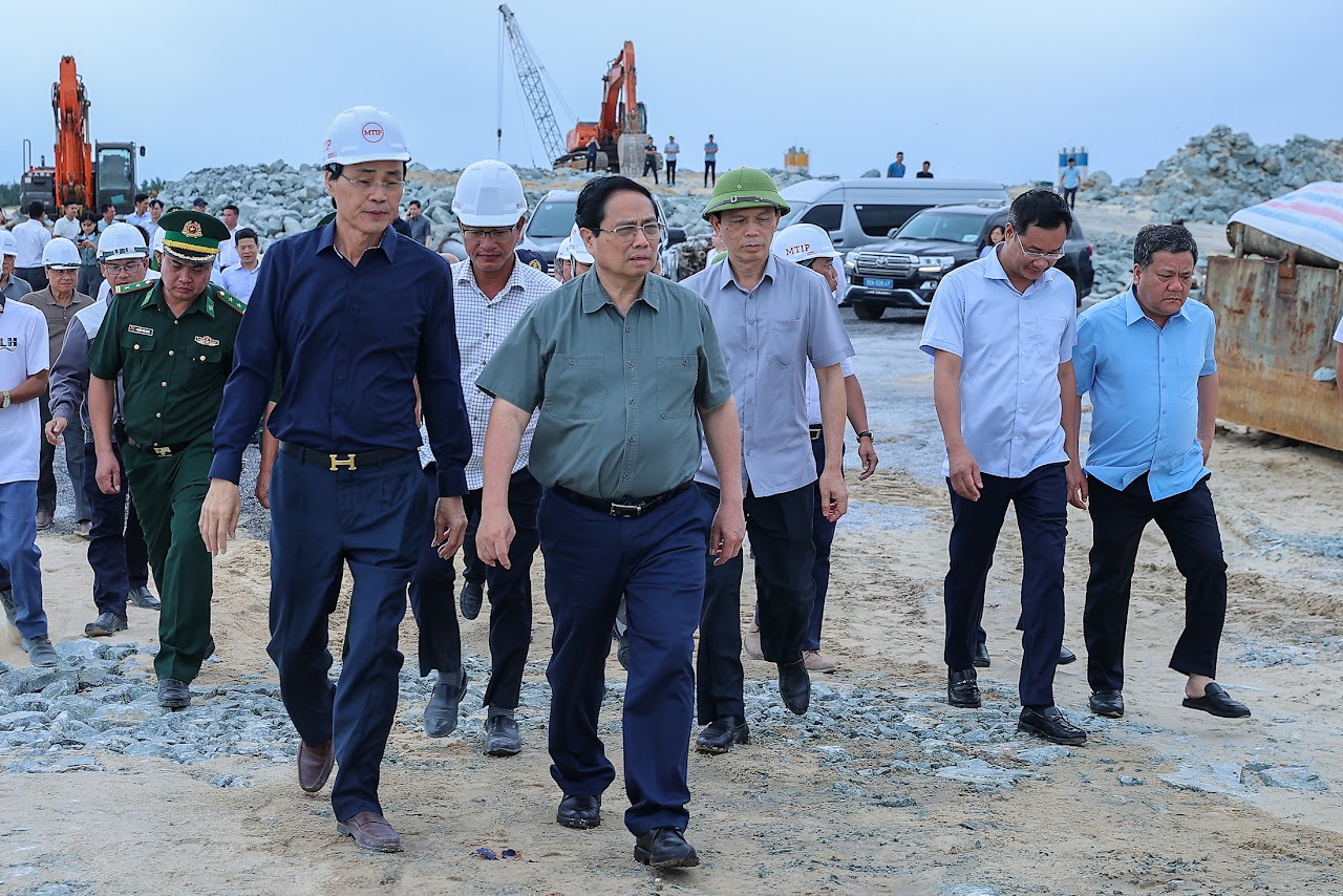 Thủ tướng kiểm tra 3 dự án cao tốc, sân bay, cảng biển trọng điểm tại Quảng Trị- Ảnh 8.