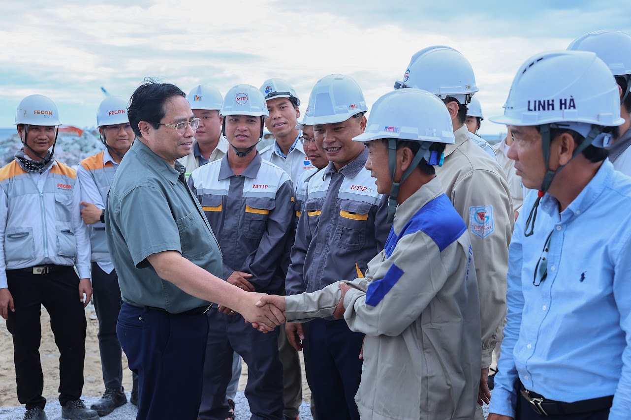 Thủ tướng kiểm tra 3 dự án cao tốc, sân bay, cảng biển trọng điểm tại Quảng Trị- Ảnh 11.