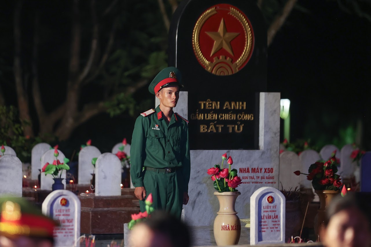 Thủ tướng: Các Anh hùng liệt sĩ đã làm rạng rỡ non sông, đất nước ta- Ảnh 8. Thủ tướng: Các Anh hùng liệt sĩ đã làm rạng rỡ non sông, đất nước ta- Ảnh 8.
