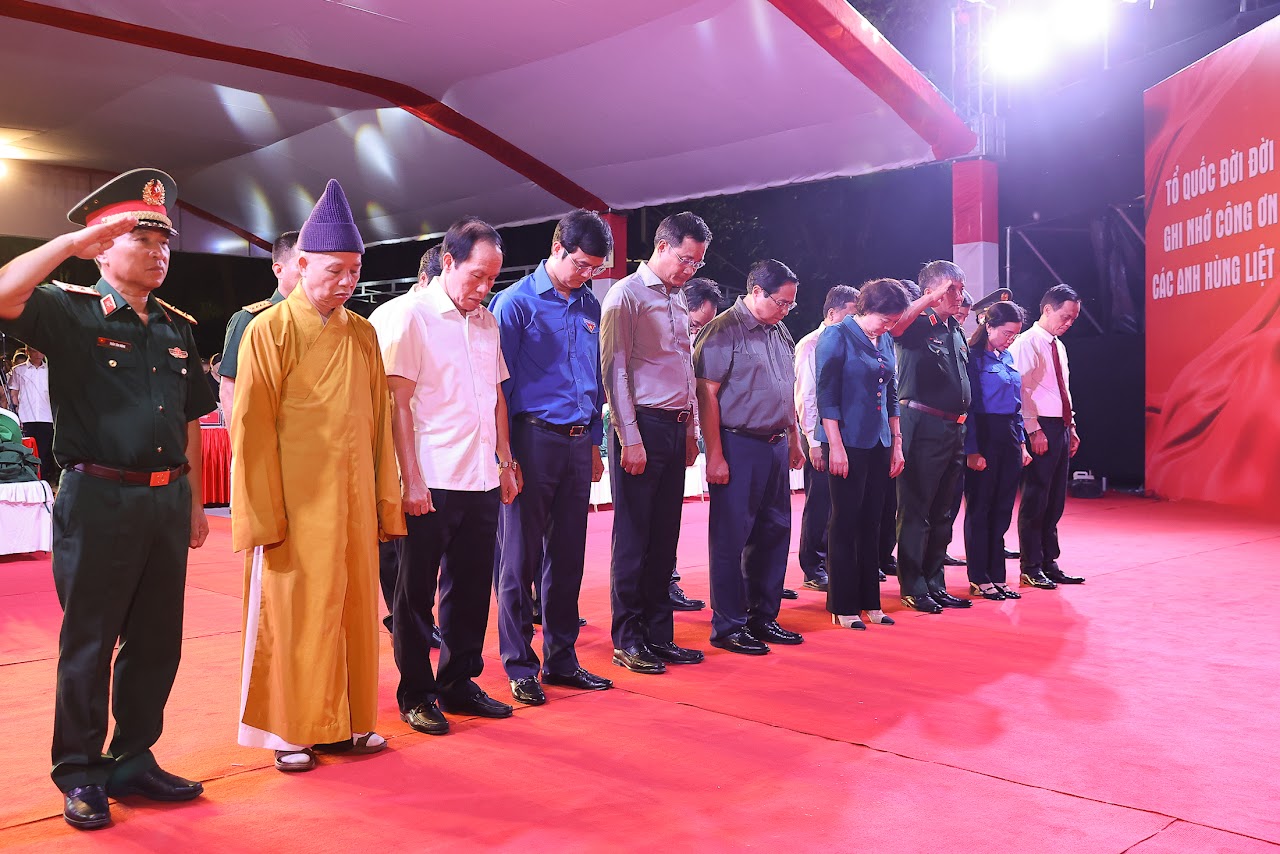 Thủ tướng: Các Anh hùng liệt sĩ đã làm rạng rỡ non sông, đất nước ta- Ảnh 3. Thủ tướng: Các Anh hùng liệt sĩ đã làm rạng rỡ non sông, đất nước ta- Ảnh 3.