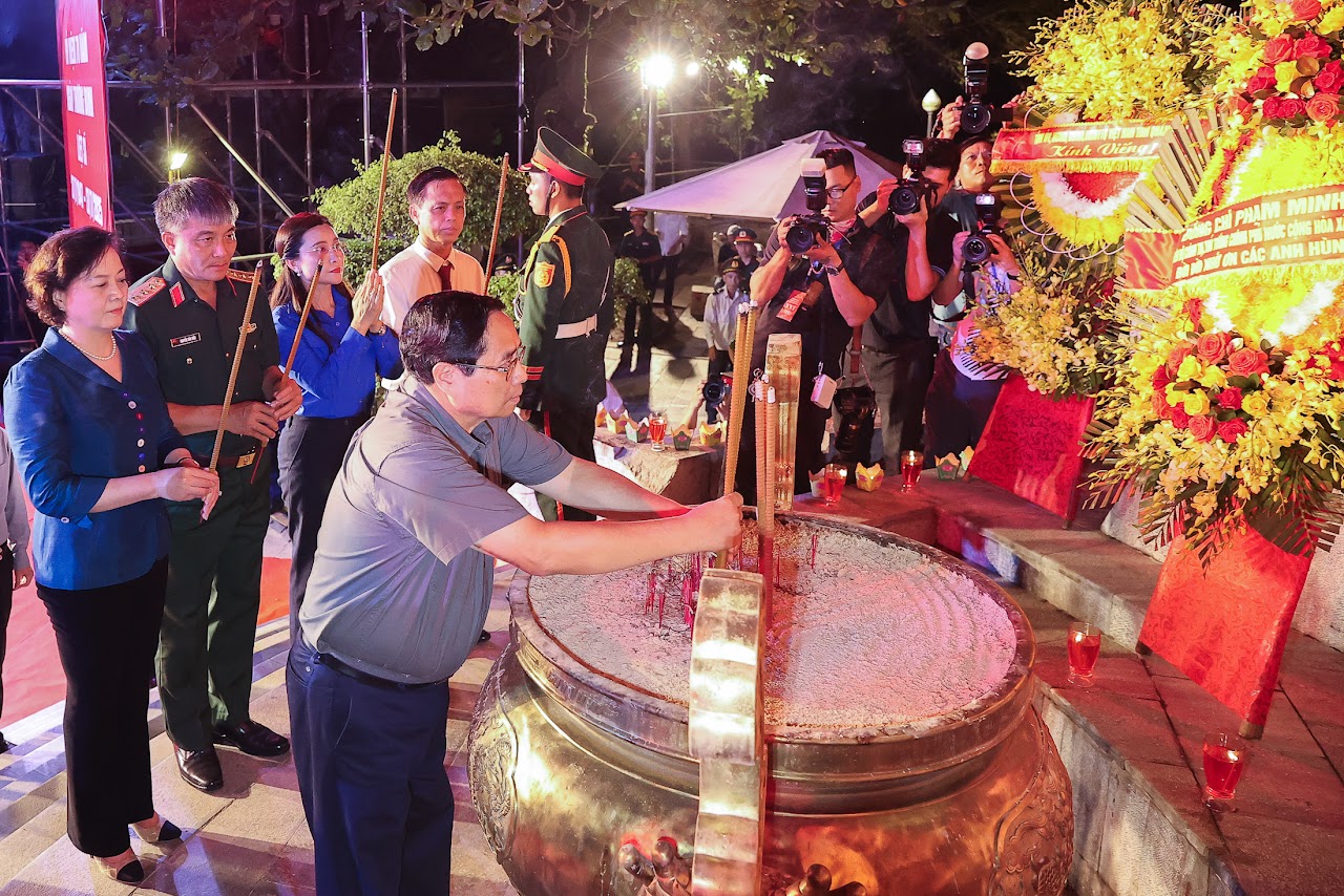 Thủ tướng: Các Anh hùng liệt sĩ đã làm rạng rỡ non sông, đất nước ta- Ảnh 2. Thủ tướng: Các Anh hùng liệt sĩ đã làm rạng rỡ non sông, đất nước ta- Ảnh 2.