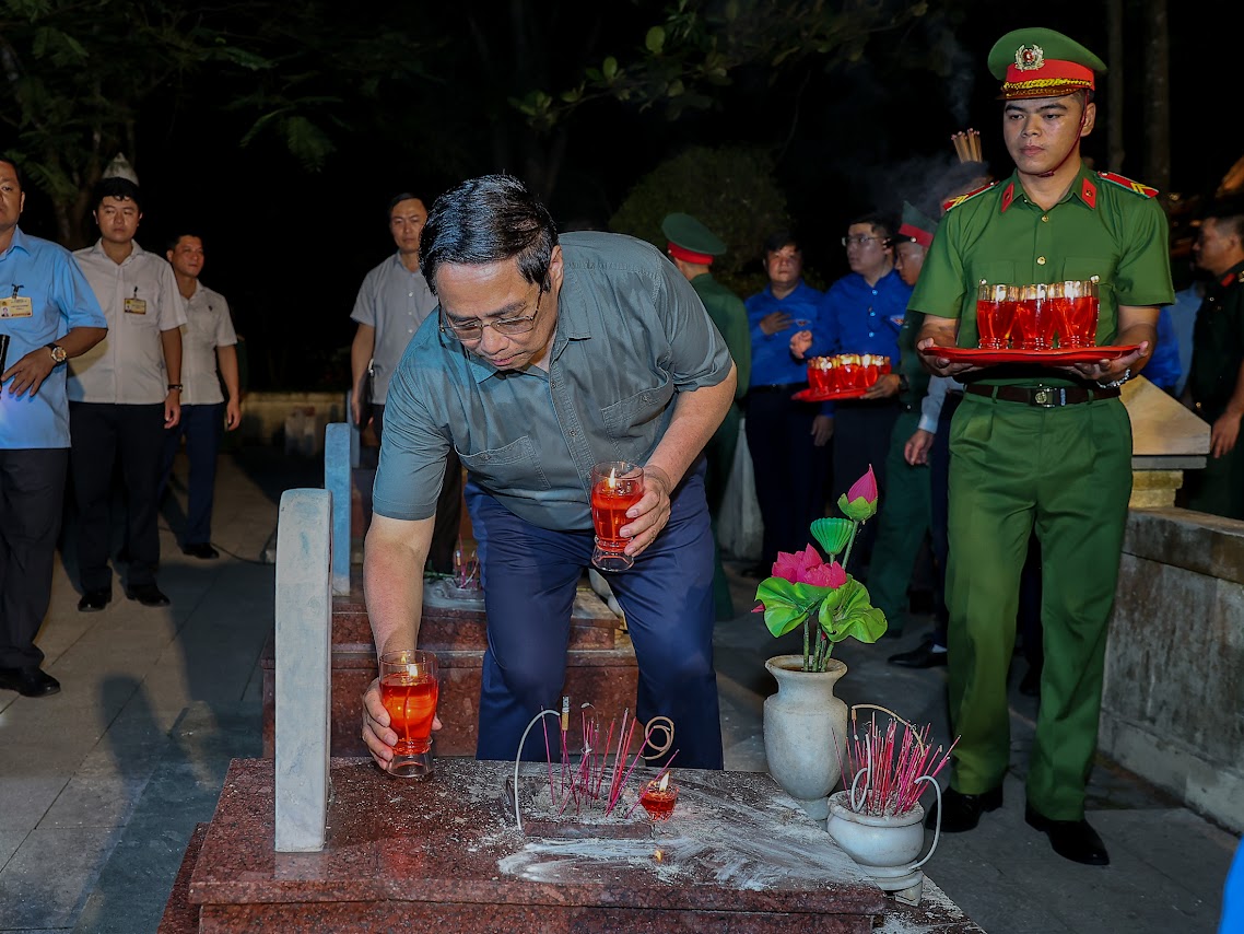 Thủ tướng: Các Anh hùng liệt sĩ đã làm rạng rỡ non sông, đất nước ta- Ảnh 10. Thủ tướng: Các Anh hùng liệt sĩ đã làm rạng rỡ non sông, đất nước ta- Ảnh 10.