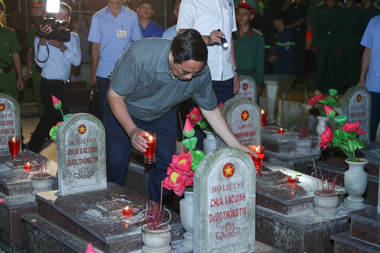 Thủ tướng: Các Anh hùng liệt sĩ đã làm rạng rỡ non sông, đất nước ta- Ảnh 11. Thủ tướng: Các Anh hùng liệt sĩ đã làm rạng rỡ non sông, đất nước ta- Ảnh 11.