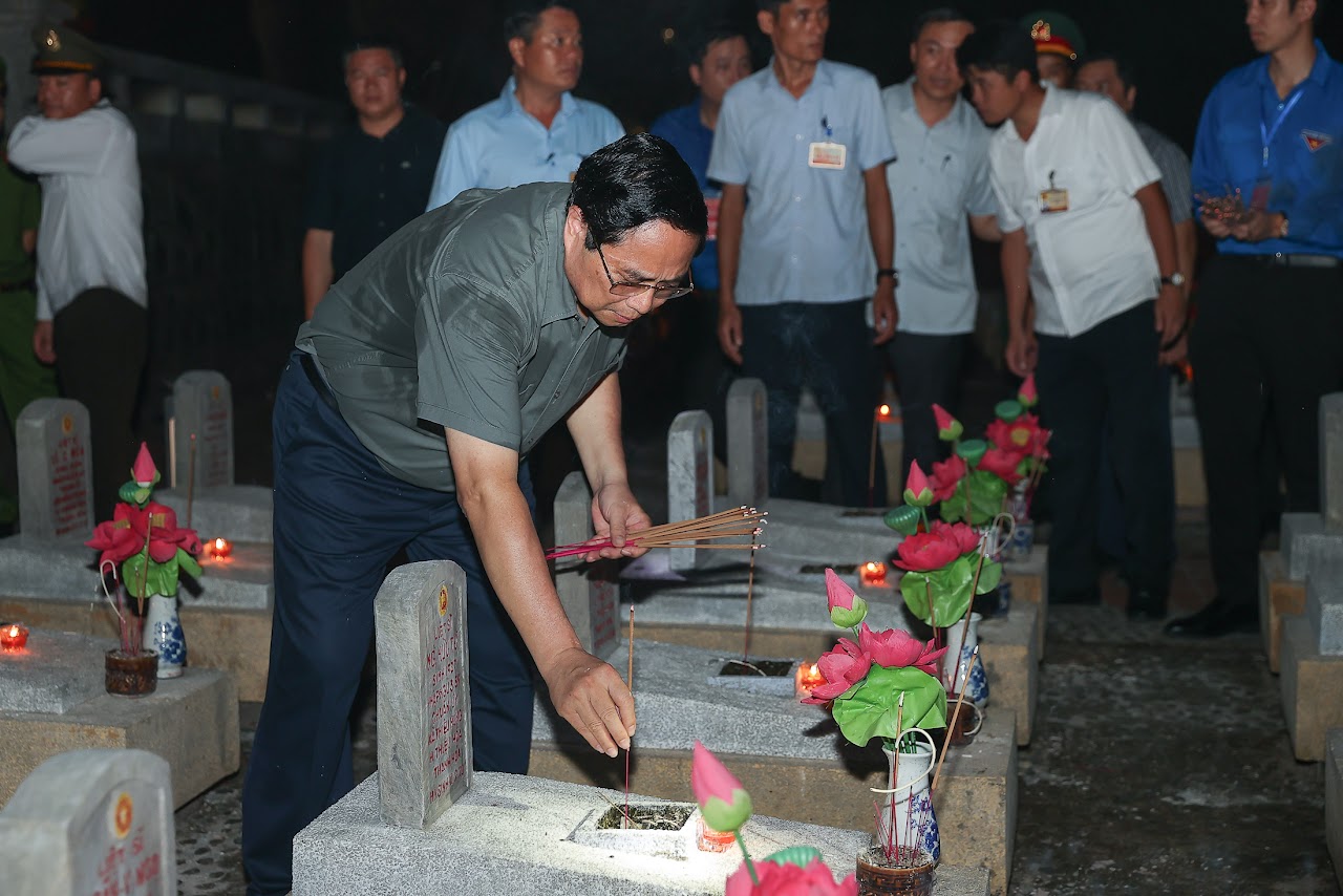 Thủ tướng: Các Anh hùng liệt sĩ đã làm rạng rỡ non sông, đất nước ta- Ảnh 12. Thủ tướng: Các Anh hùng liệt sĩ đã làm rạng rỡ non sông, đất nước ta- Ảnh 12.