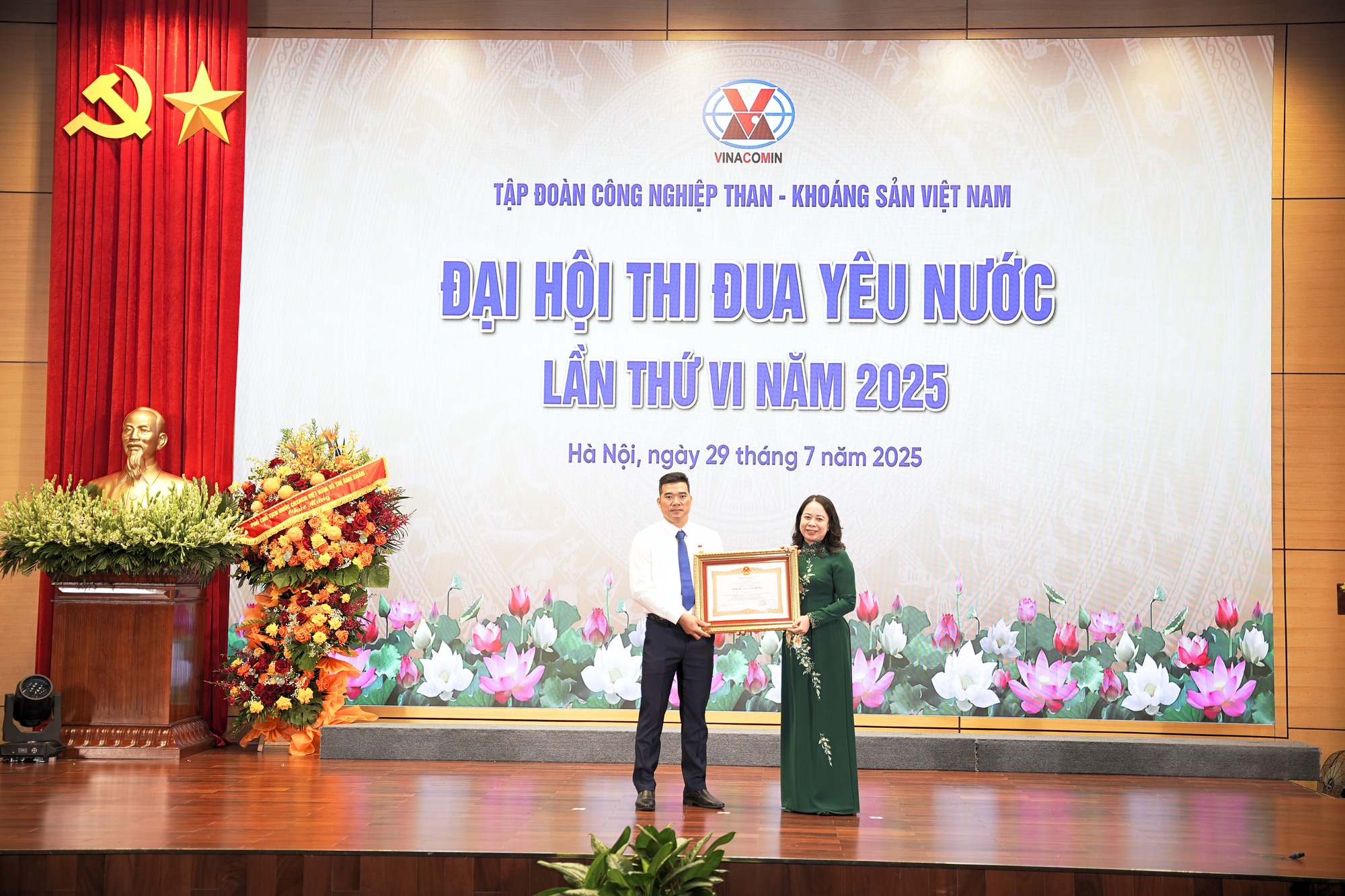 Phó Chủ tịch nước trao danh hiệu Anh hùng lao động cho một công nhân ngành than- Ảnh 1. Phó Chủ tịch nước trao danh hiệu Anh hùng lao động cho một công nhân ngành than- Ảnh 1.