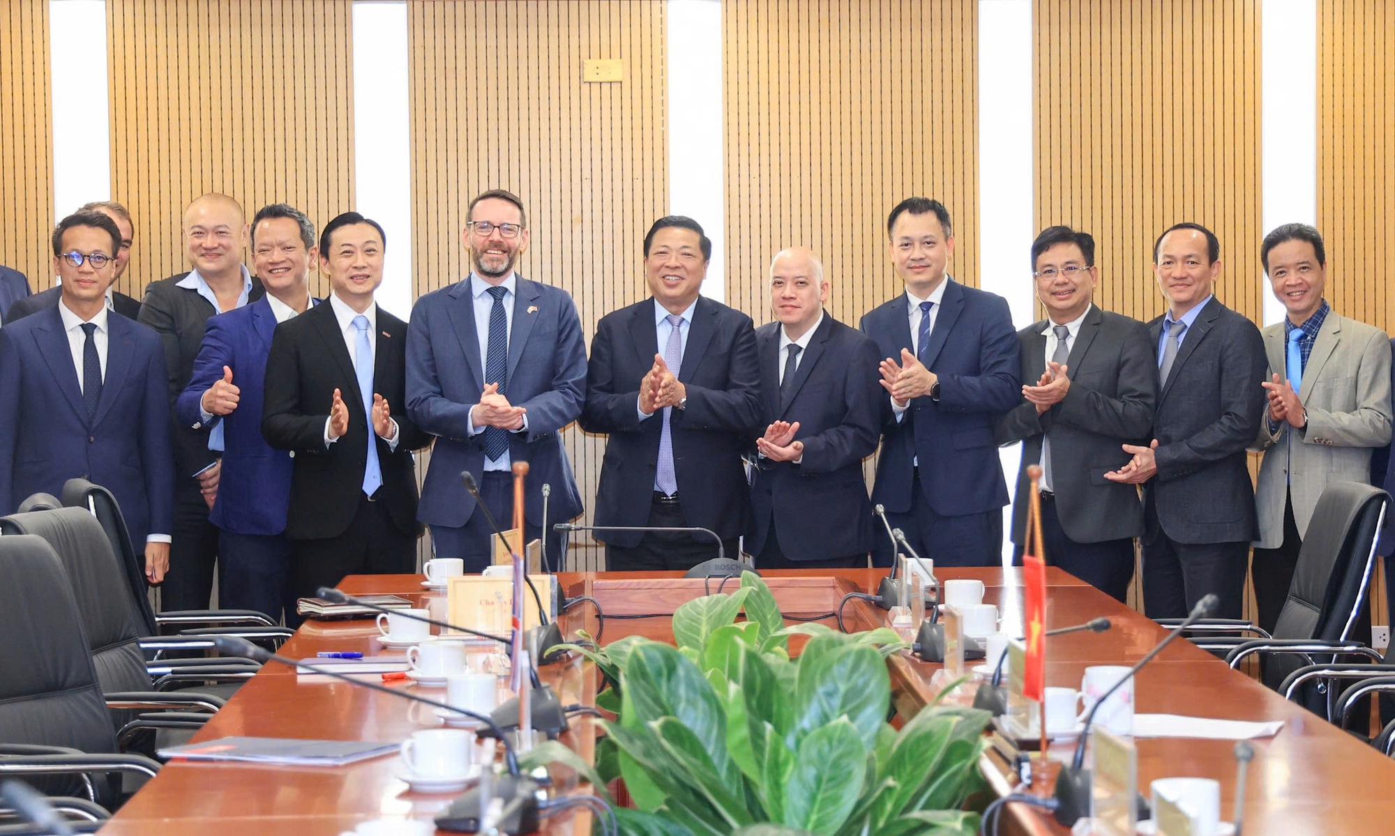 Tăng cường hợp tác đường sắt, hàng không Việt Nam - Vương quốc Anh- Ảnh 1. Tăng cường hợp tác đường sắt, hàng không Việt Nam - Vương quốc Anh- Ảnh 1.