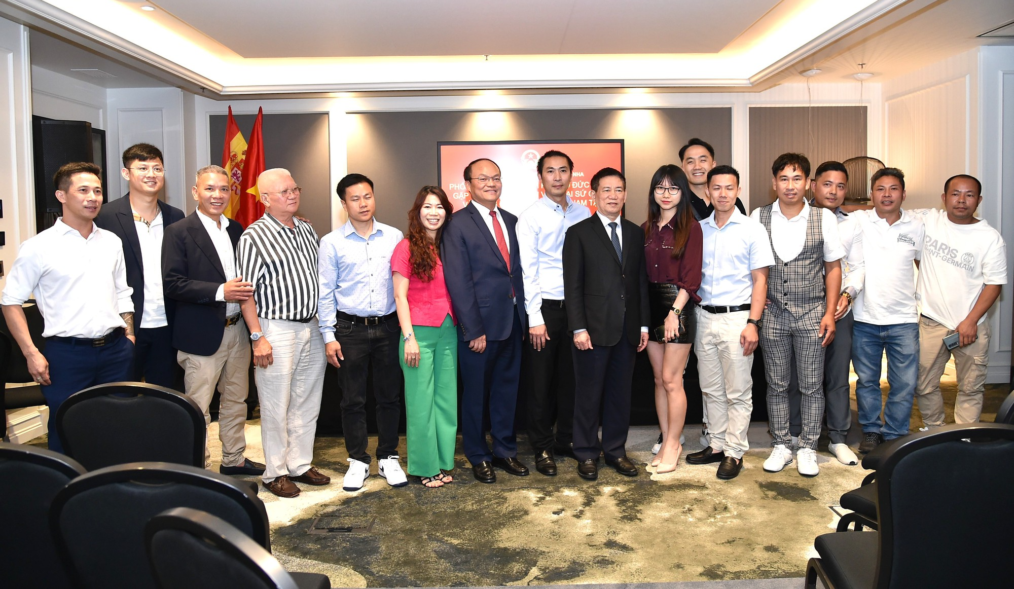 Phó Thủ tướng Hồ Đức Phớc gặp gỡ cán bộ, nhân viên Đại sứ quán và cộng đồng người Việt tại Tây Ban Nha- Ảnh 7. Phó Thủ tướng Hồ Đức Phớc gặp gỡ cán bộ, nhân viên Đại sứ quán và cộng đồng người Việt tại Tây Ban Nha- Ảnh 7.