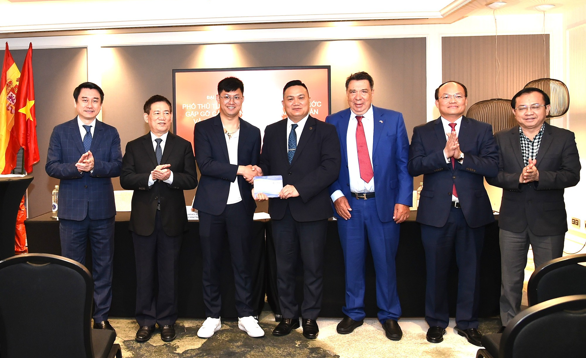 Phó Thủ tướng Hồ Đức Phớc gặp gỡ cán bộ, nhân viên Đại sứ quán và cộng đồng người Việt tại Tây Ban Nha- Ảnh 6. Phó Thủ tướng Hồ Đức Phớc gặp gỡ cán bộ, nhân viên Đại sứ quán và cộng đồng người Việt tại Tây Ban Nha- Ảnh 6.