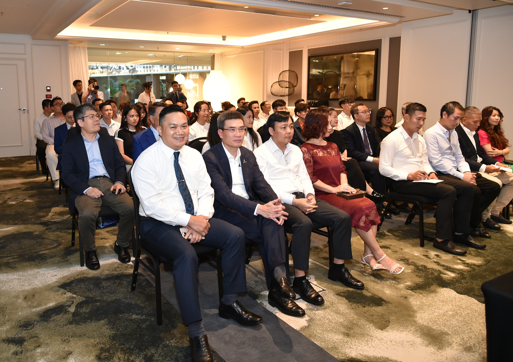 Phó Thủ tướng Hồ Đức Phớc gặp gỡ cán bộ, nhân viên Đại sứ quán và cộng đồng người Việt tại Tây Ban Nha- Ảnh 4. Phó Thủ tướng Hồ Đức Phớc gặp gỡ cán bộ, nhân viên Đại sứ quán và cộng đồng người Việt tại Tây Ban Nha- Ảnh 4.