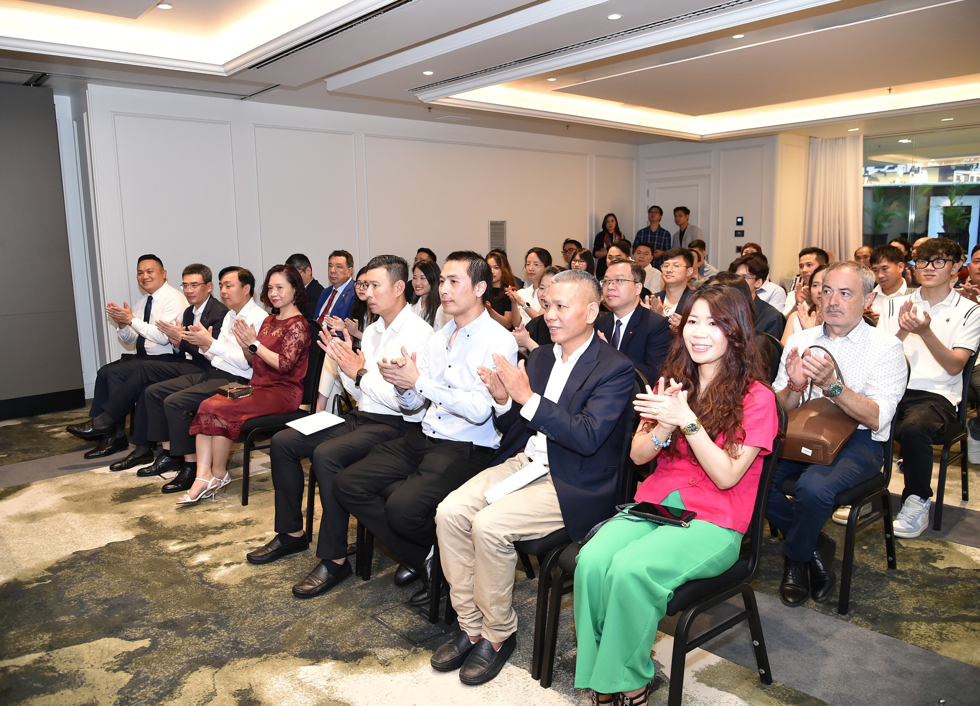 Phó Thủ tướng Hồ Đức Phớc gặp gỡ cán bộ, nhân viên Đại sứ quán và cộng đồng người Việt tại Tây Ban Nha- Ảnh 3. Phó Thủ tướng Hồ Đức Phớc gặp gỡ cán bộ, nhân viên Đại sứ quán và cộng đồng người Việt tại Tây Ban Nha- Ảnh 3.