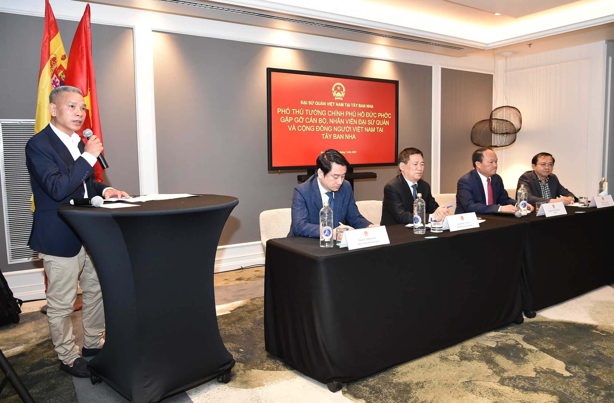 Phó Thủ tướng Hồ Đức Phớc gặp gỡ cán bộ, nhân viên Đại sứ quán và cộng đồng người Việt tại Tây Ban Nha- Ảnh 2. Phó Thủ tướng Hồ Đức Phớc gặp gỡ cán bộ, nhân viên Đại sứ quán và cộng đồng người Việt tại Tây Ban Nha- Ảnh 2.