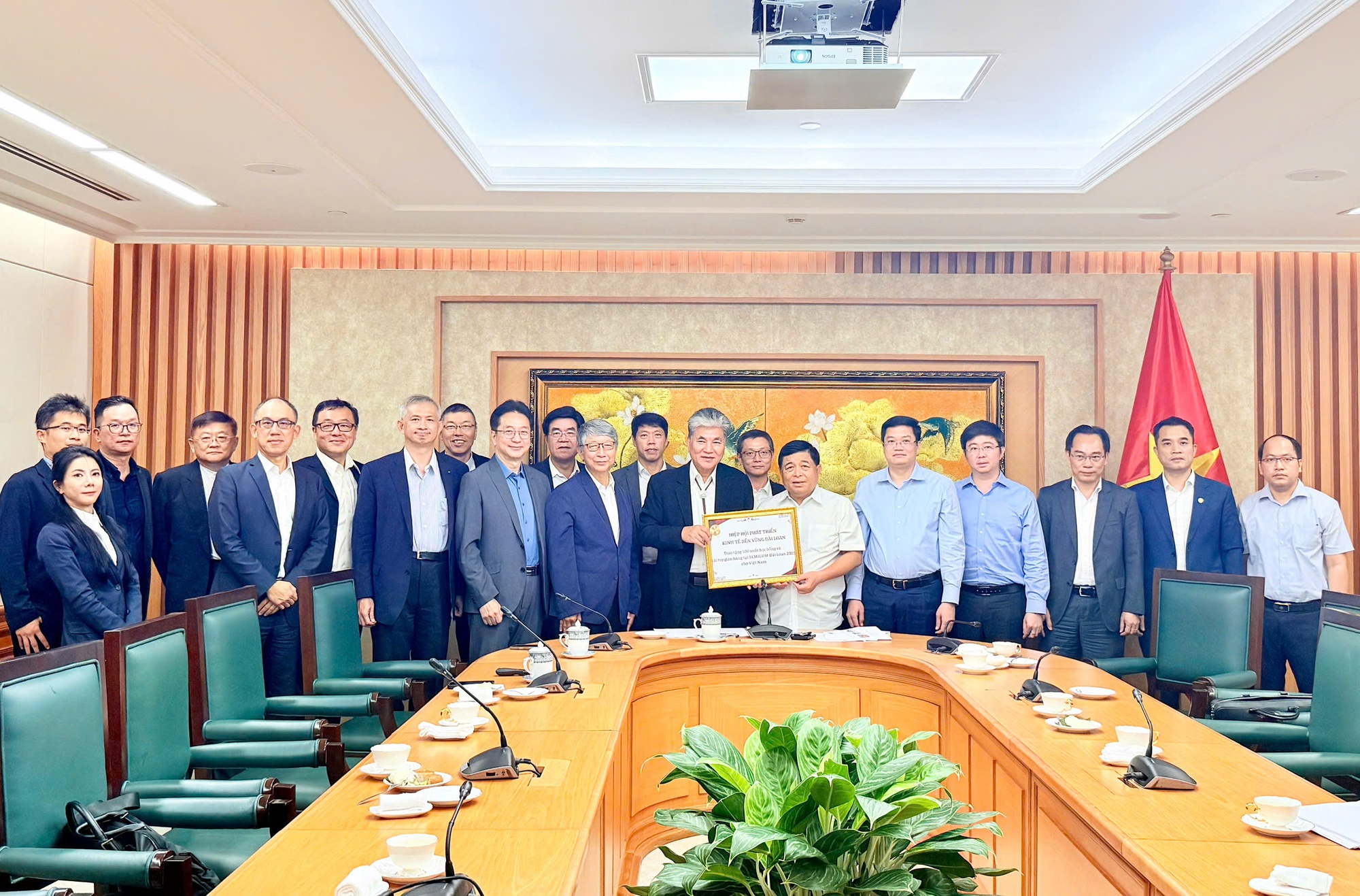 Thúc đẩy hợp tác, hình thành các trung tâm R&D và cơ sở nghiên cứu lớn về bán dẫn tại Việt Nam- Ảnh 2. Thúc đẩy hợp tác, hình thành các trung tâm R&D và cơ sở nghiên cứu lớn về bán dẫn tại Việt Nam- Ảnh 2.