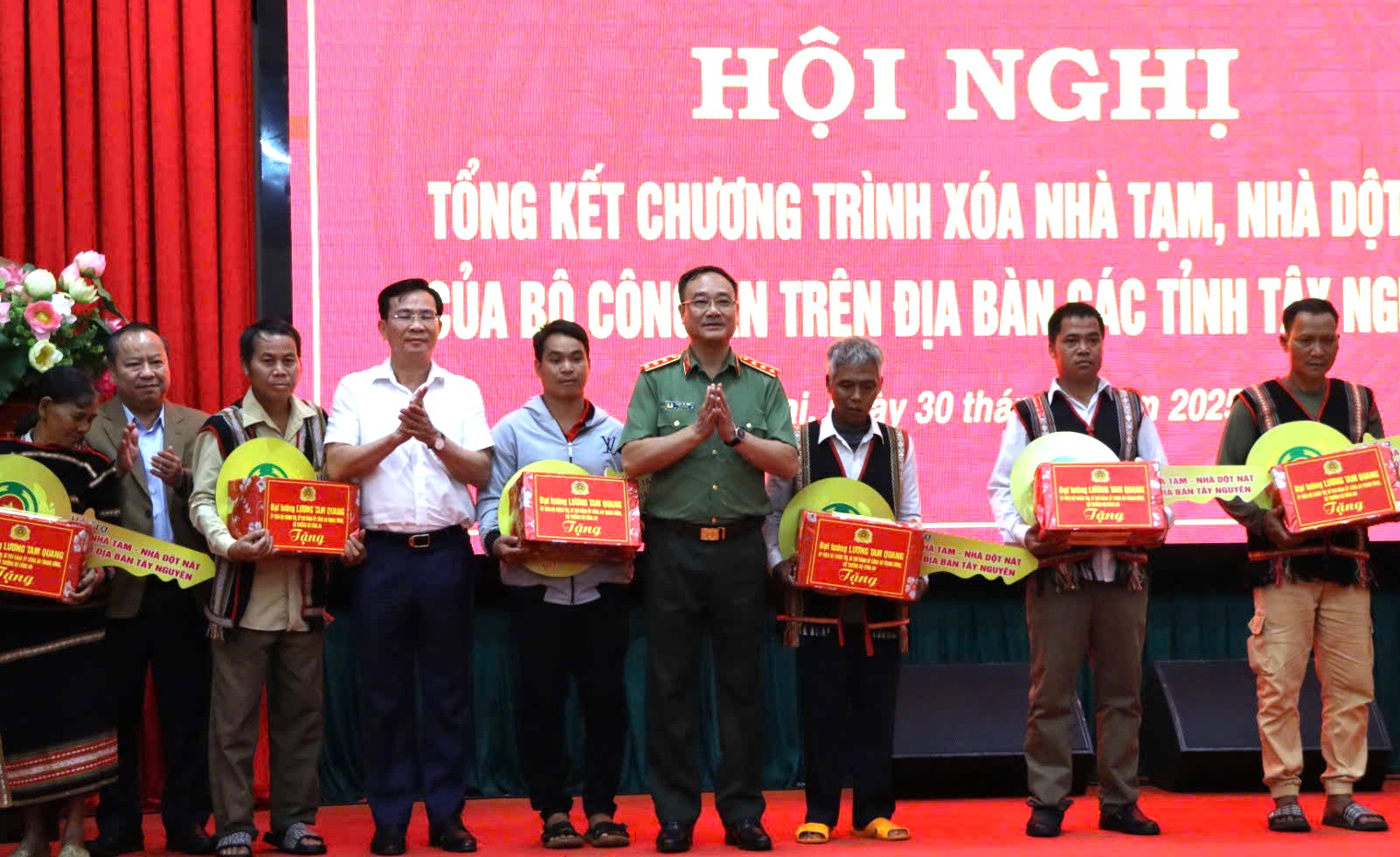 Bộ Công an hỗ trợ xóa 6.370 nhà tạm, nhà dột nát trên địa bàn Tây Nguyên- Ảnh 1. Bộ Công an hỗ trợ xóa 6.370 nhà tạm, nhà dột nát trên địa bàn Tây Nguyên- Ảnh 1.
