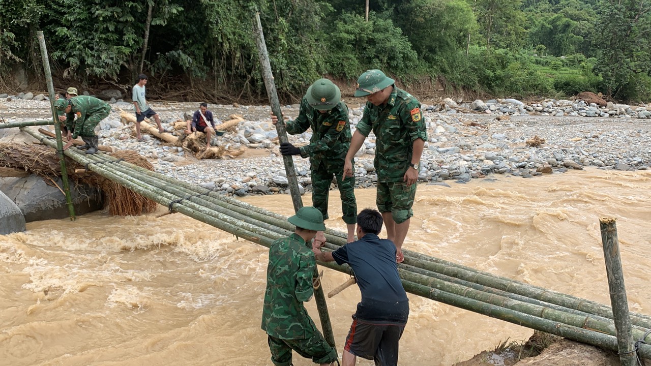 Căng sức giúp dân khắc phục hậu quả của đợt mưa lũ lịch sử- Ảnh 5. Căng sức giúp dân khắc phục hậu quả của đợt mưa lũ lịch sử- Ảnh 5.