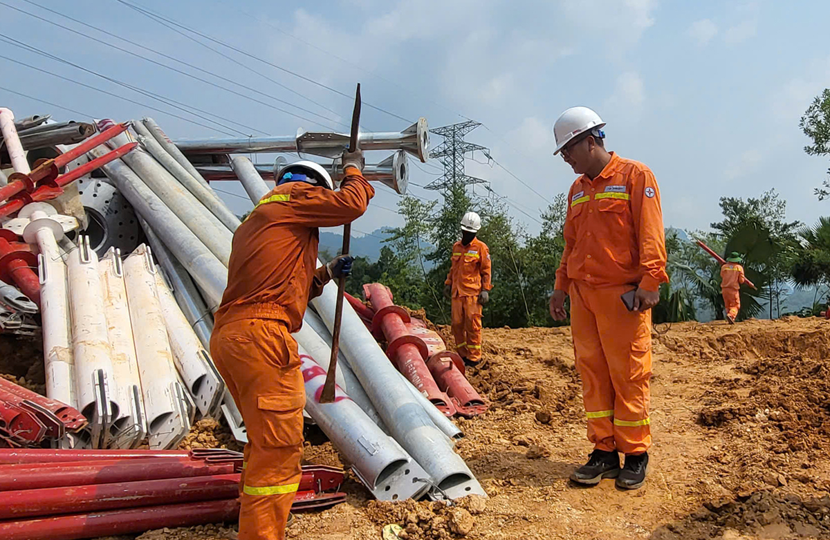 Gần 600 kỹ sư, công nhân EVNNPT 'tiếp sức' cho dự án đường dây 500kV Lào Cai - Vĩnh Yên- Ảnh 3. Gần 600 kỹ sư, công nhân EVNNPT 'tiếp sức' cho dự án đường dây 500kV Lào Cai - Vĩnh Yên- Ảnh 3.
