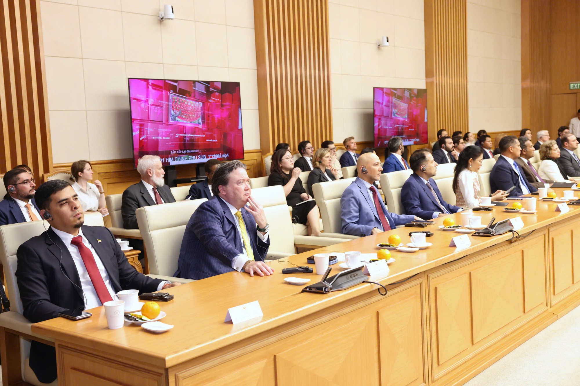 Thủ tướng gặp mặt Đoàn Ngoại giao tại Hà Nội thông tin về sắp xếp tổ chức bộ máy- Ảnh 12. Thủ tướng gặp mặt Đoàn Ngoại giao tại Hà Nội thông tin về sắp xếp tổ chức bộ máy- Ảnh 12.