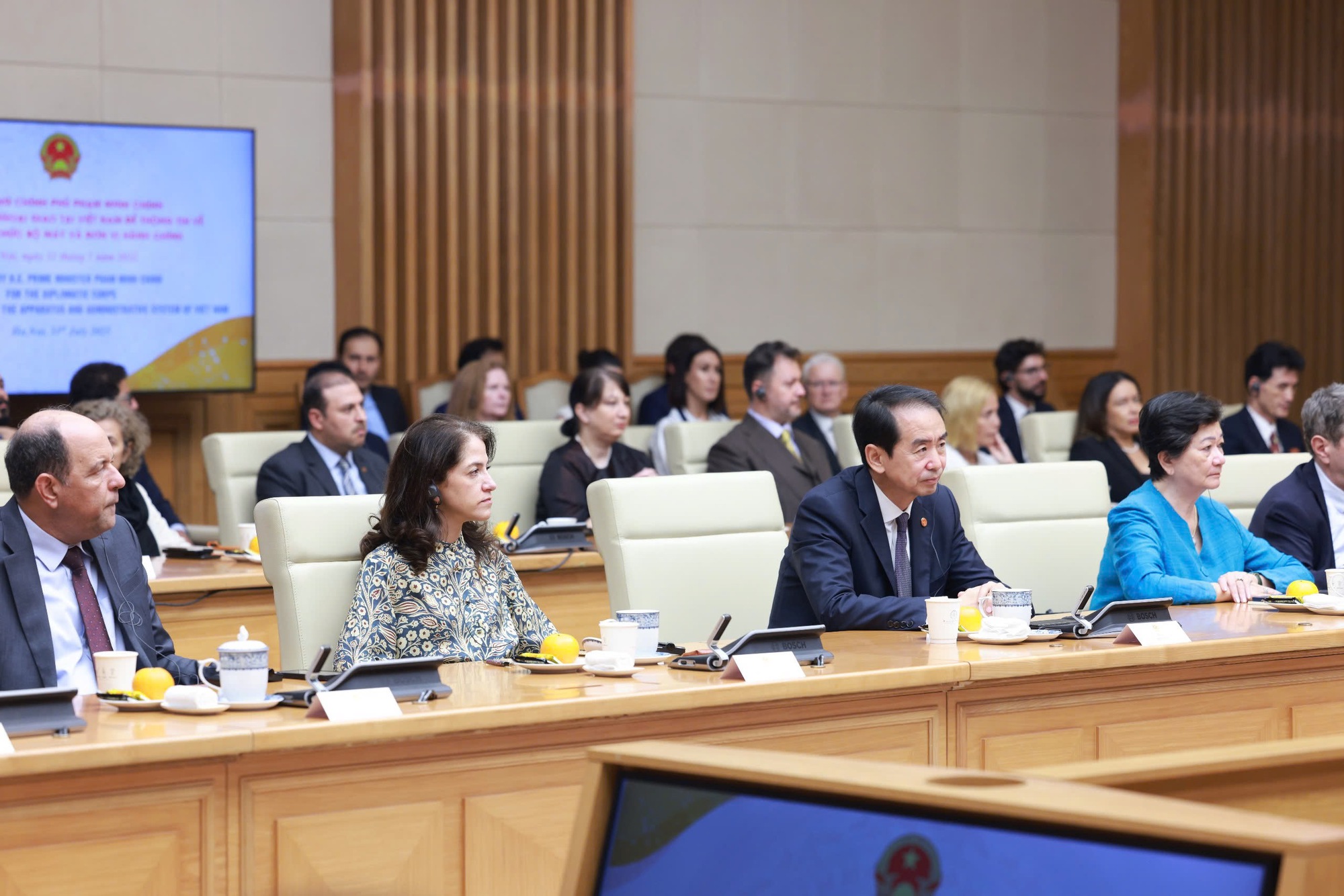 Thủ tướng gặp mặt Đoàn Ngoại giao tại Hà Nội thông tin về sắp xếp tổ chức bộ máy- Ảnh 8. Thủ tướng gặp mặt Đoàn Ngoại giao tại Hà Nội thông tin về sắp xếp tổ chức bộ máy- Ảnh 8.
