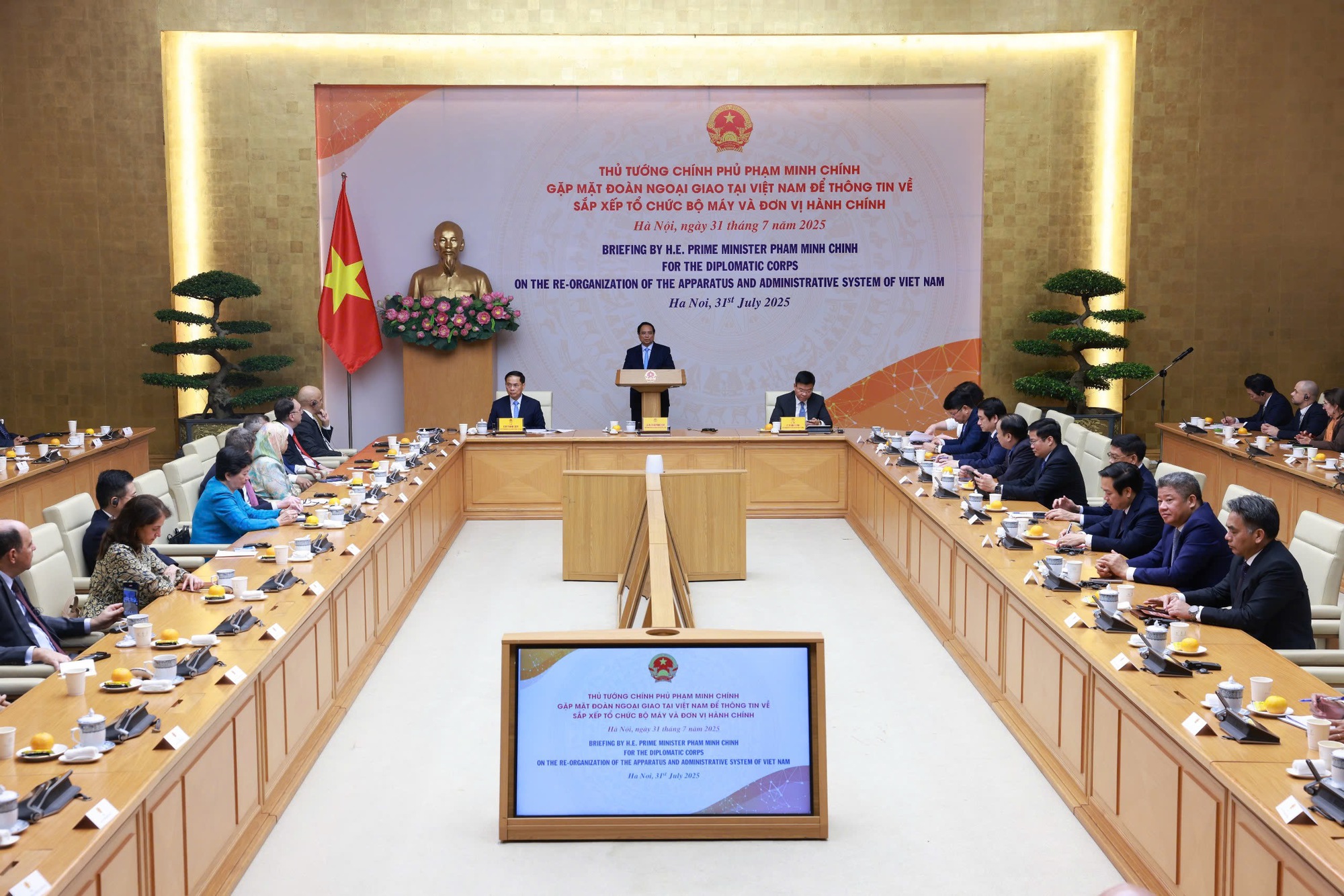 Thủ tướng gặp mặt Đoàn Ngoại giao tại Hà Nội thông tin về sắp xếp tổ chức bộ máy- Ảnh 4. Thủ tướng gặp mặt Đoàn Ngoại giao tại Hà Nội thông tin về sắp xếp tổ chức bộ máy- Ảnh 4.
