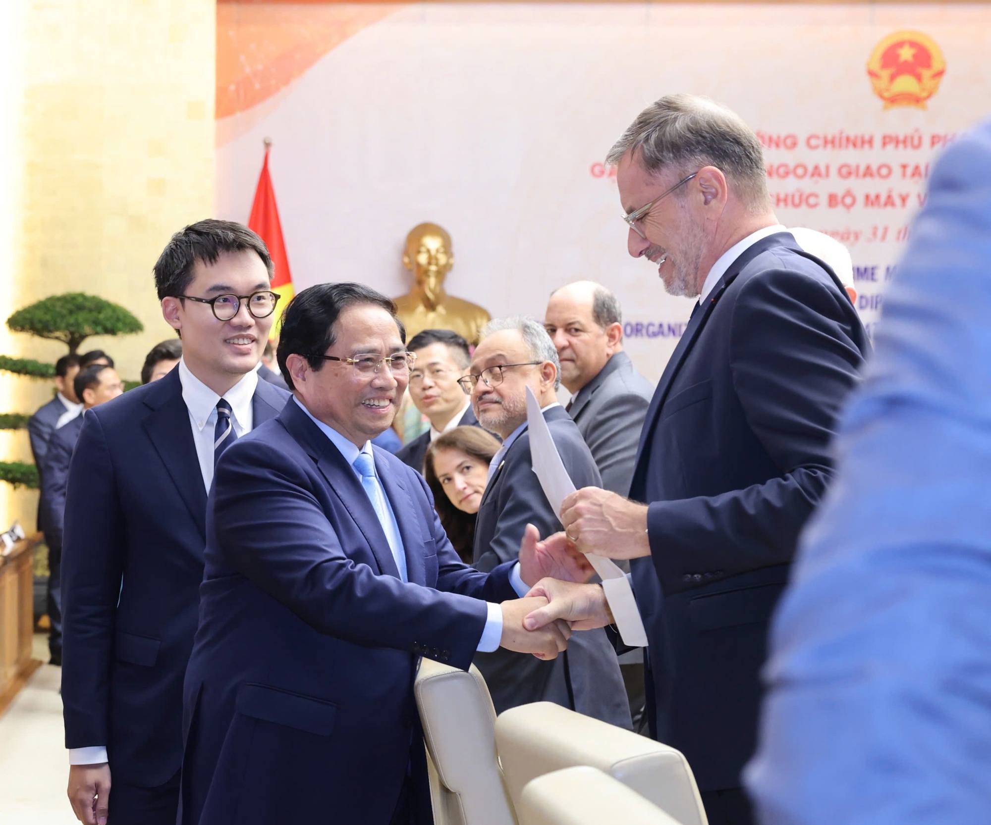Thủ tướng gặp mặt Đoàn Ngoại giao tại Hà Nội thông tin về sắp xếp tổ chức bộ máy- Ảnh 1. Thủ tướng gặp mặt Đoàn Ngoại giao tại Hà Nội thông tin về sắp xếp tổ chức bộ máy- Ảnh 1.