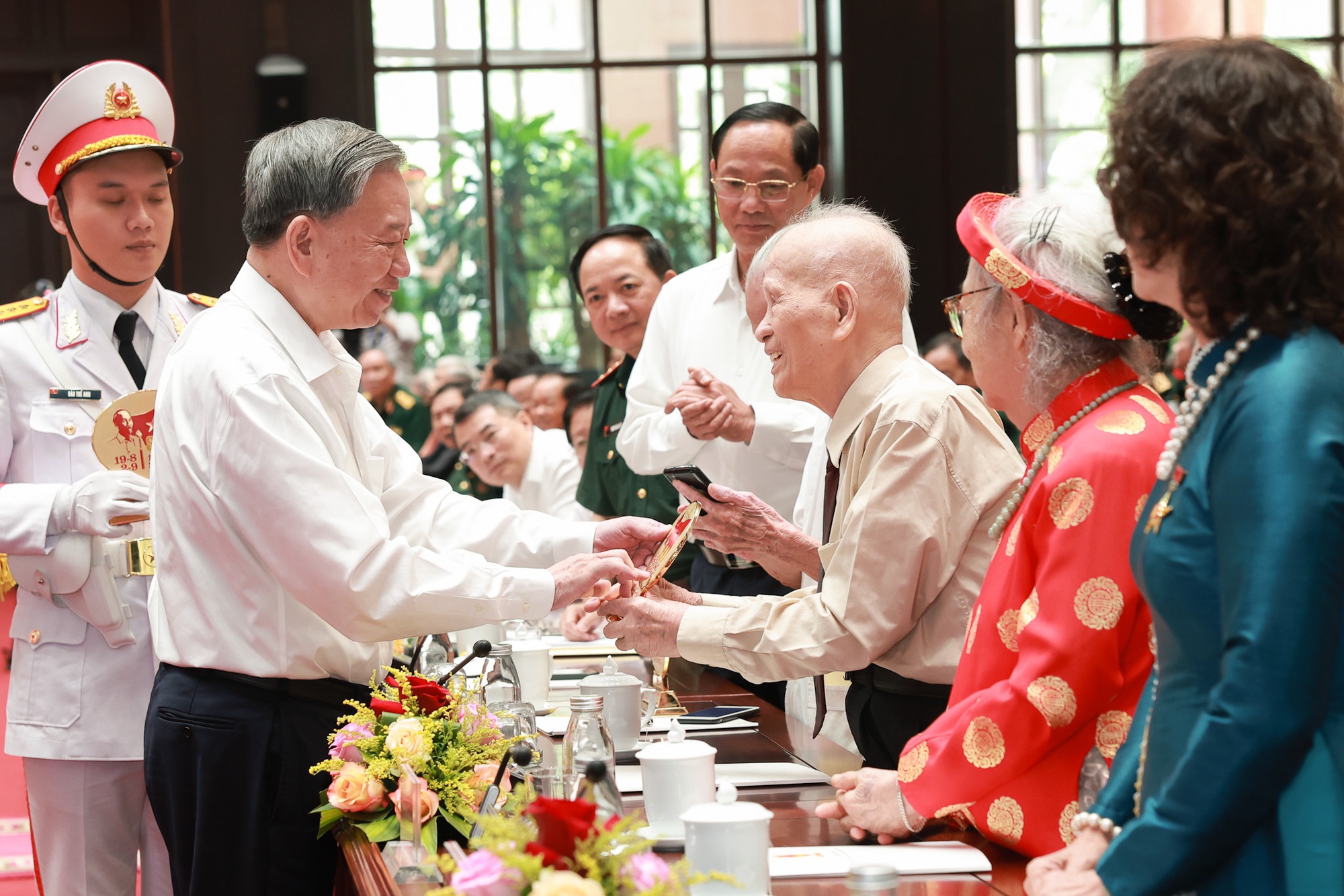 Tổng Bí thư Tô Lâm: Ghi nhớ, tri ân và trân trọng lịch sử là nền tảng để chúng ta vững bước tiến vào kỷ nguyên mới- Ảnh 1. Tổng Bí thư Tô Lâm: Ghi nhớ, tri ân và trân trọng lịch sử là nền tảng để chúng ta vững bước tiến vào kỷ nguyên mới- Ảnh 1.