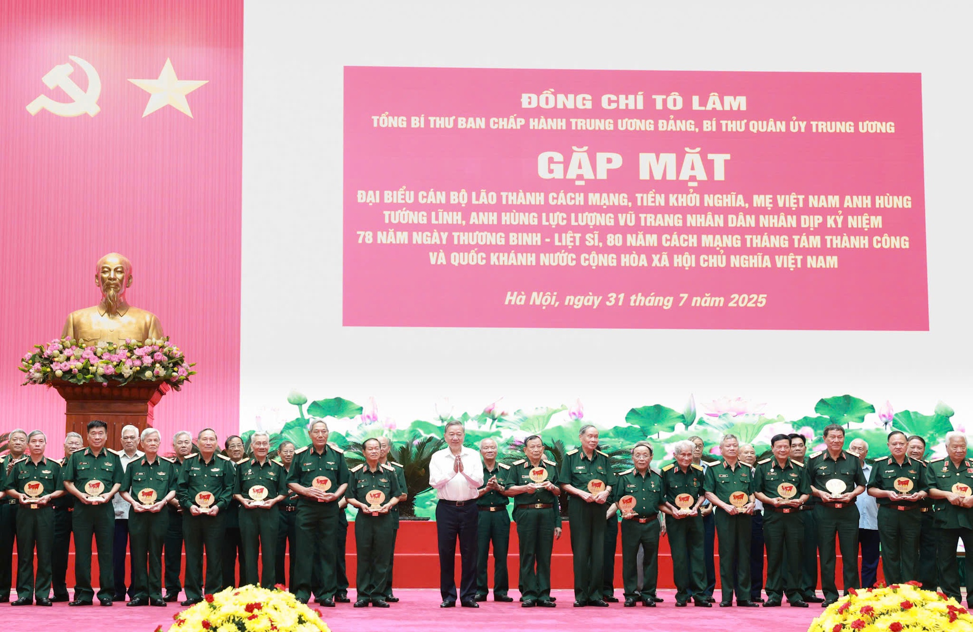 Tổng Bí thư Tô Lâm: Ghi nhớ, tri ân và trân trọng lịch sử là nền tảng để chúng ta vững bước tiến vào kỷ nguyên mới- Ảnh 7. Tổng Bí thư Tô Lâm: Ghi nhớ, tri ân và trân trọng lịch sử là nền tảng để chúng ta vững bước tiến vào kỷ nguyên mới- Ảnh 7.