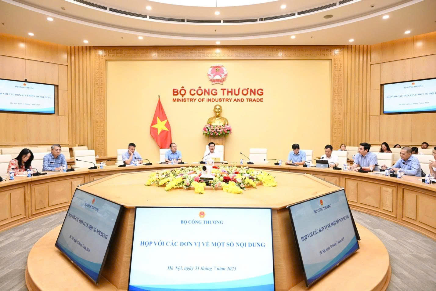 Bộ Công Thương cử 34 lãnh đạo cục, vụ về hỗ trợ địa phương triển khai chính quyền hai cấp- Ảnh 2.