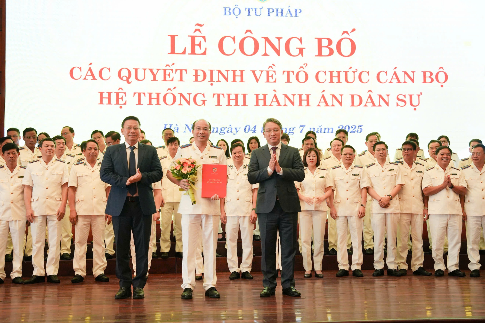 Công bố các quyết định bổ nhiệm cán bộ chủ chốt hệ thống thi hành án dân sự - Ảnh 1. Công bố các quyết định bổ nhiệm cán bộ chủ chốt hệ thống thi hành án dân sự - Ảnh 1.