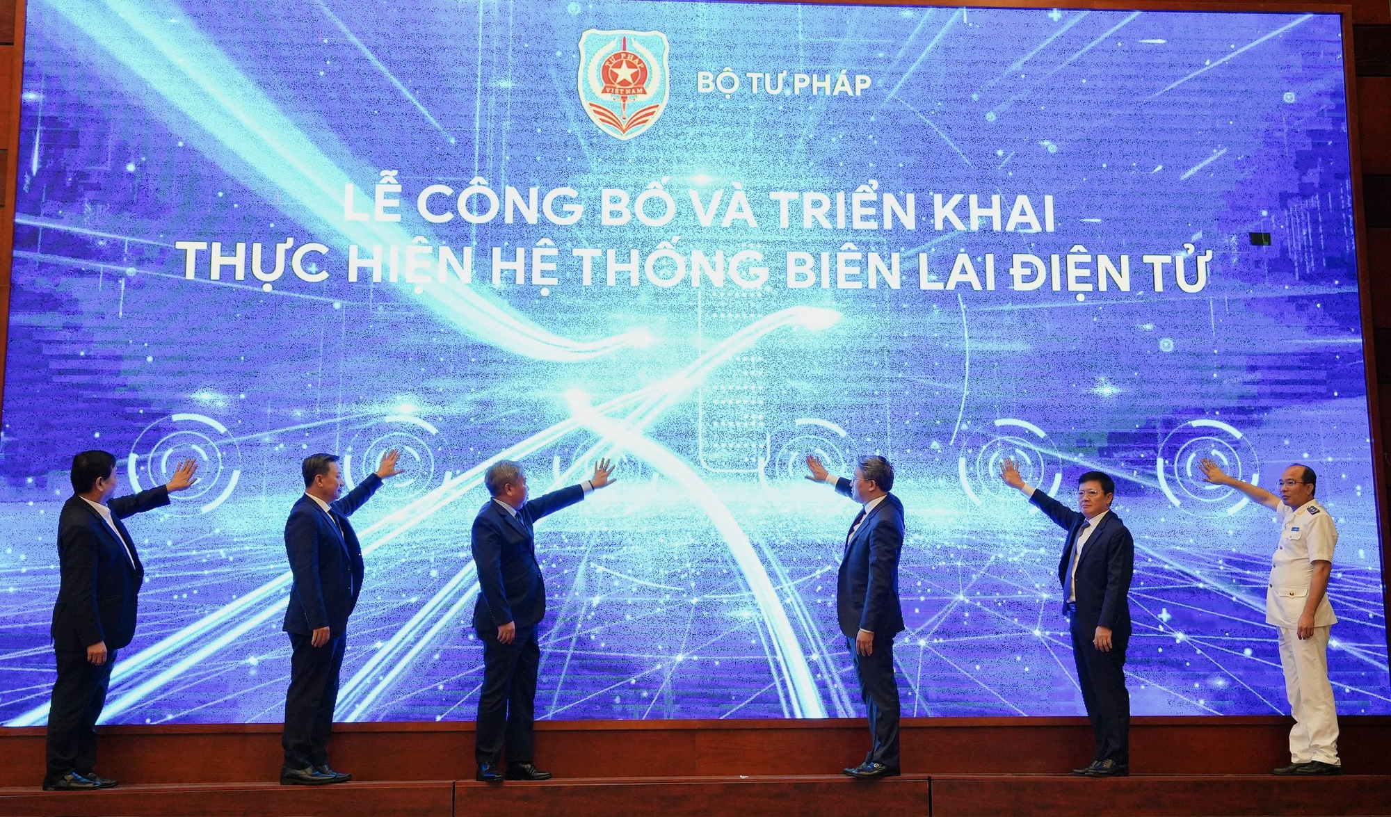 Bộ Tư pháp ra mắt phần mềm biên lai điện tử Thi hành án dân sự- Ảnh 1. Bộ Tư pháp ra mắt phần mềm biên lai điện tử Thi hành án dân sự- Ảnh 1.