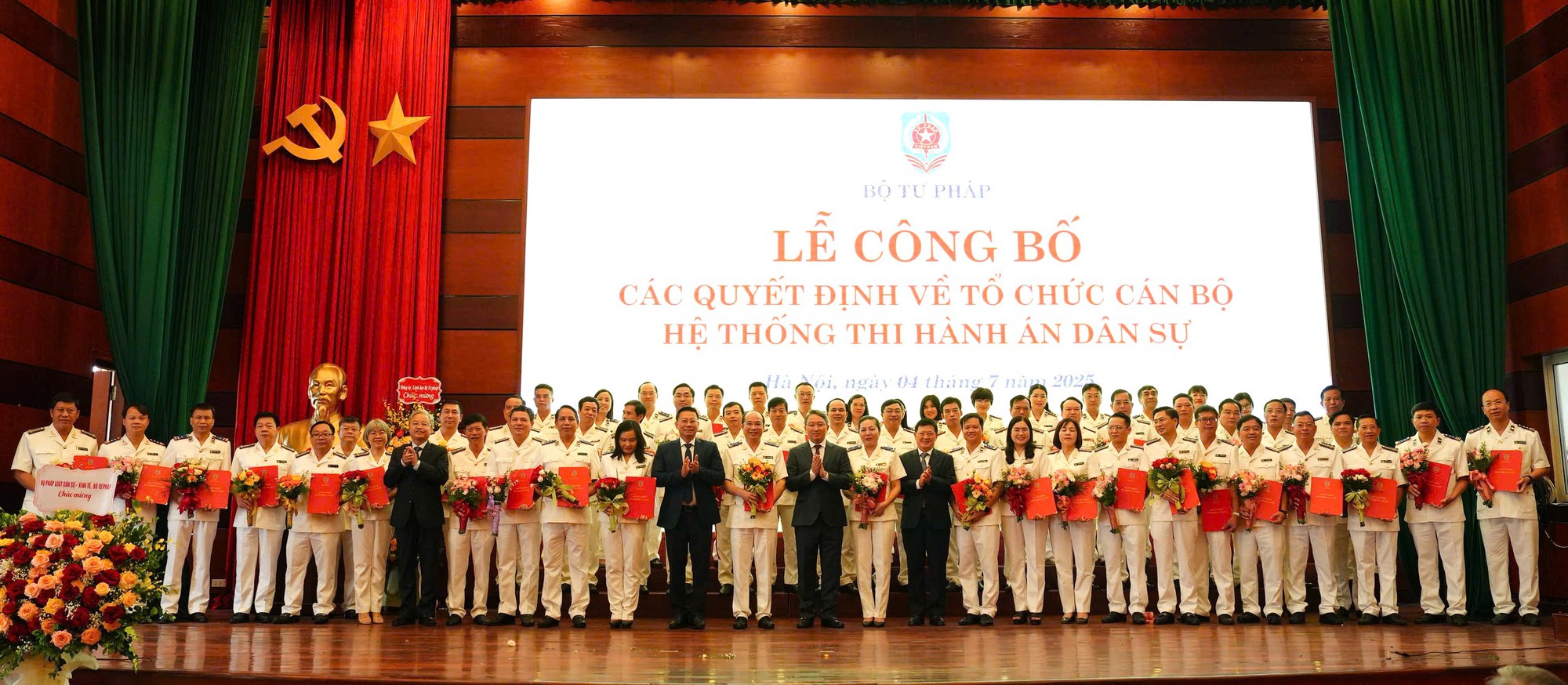 Công bố các quyết định bổ nhiệm cán bộ chủ chốt hệ thống thi hành án dân sự - Ảnh 2. Công bố các quyết định bổ nhiệm cán bộ chủ chốt hệ thống thi hành án dân sự - Ảnh 2.