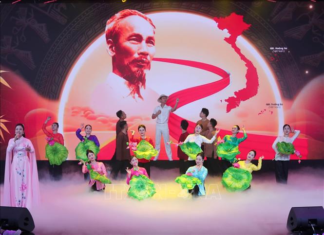 Tổng Bí thư Tô Lâm dự giao lưu nghệ thuật 'Khắc ghi lời Bác - vang nhịp quân hành'
