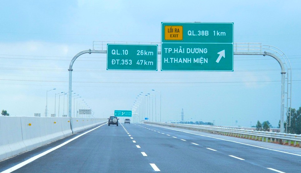 Thay biển chỉ dẫn địa giới hành chính giữa các tỉnh thành trước ngày 15/7
- Ảnh 1. Thay biển chỉ dẫn địa giới hành chính giữa các tỉnh thành trước ngày 15/7
- Ảnh 1.