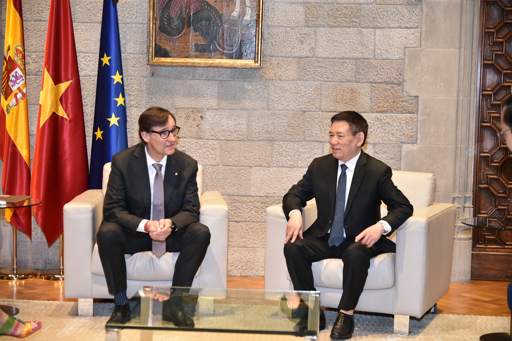 Phó Thủ tướng Hồ Đức Phớc gặp Chủ tịch vùng Catalonia- Ảnh 1.