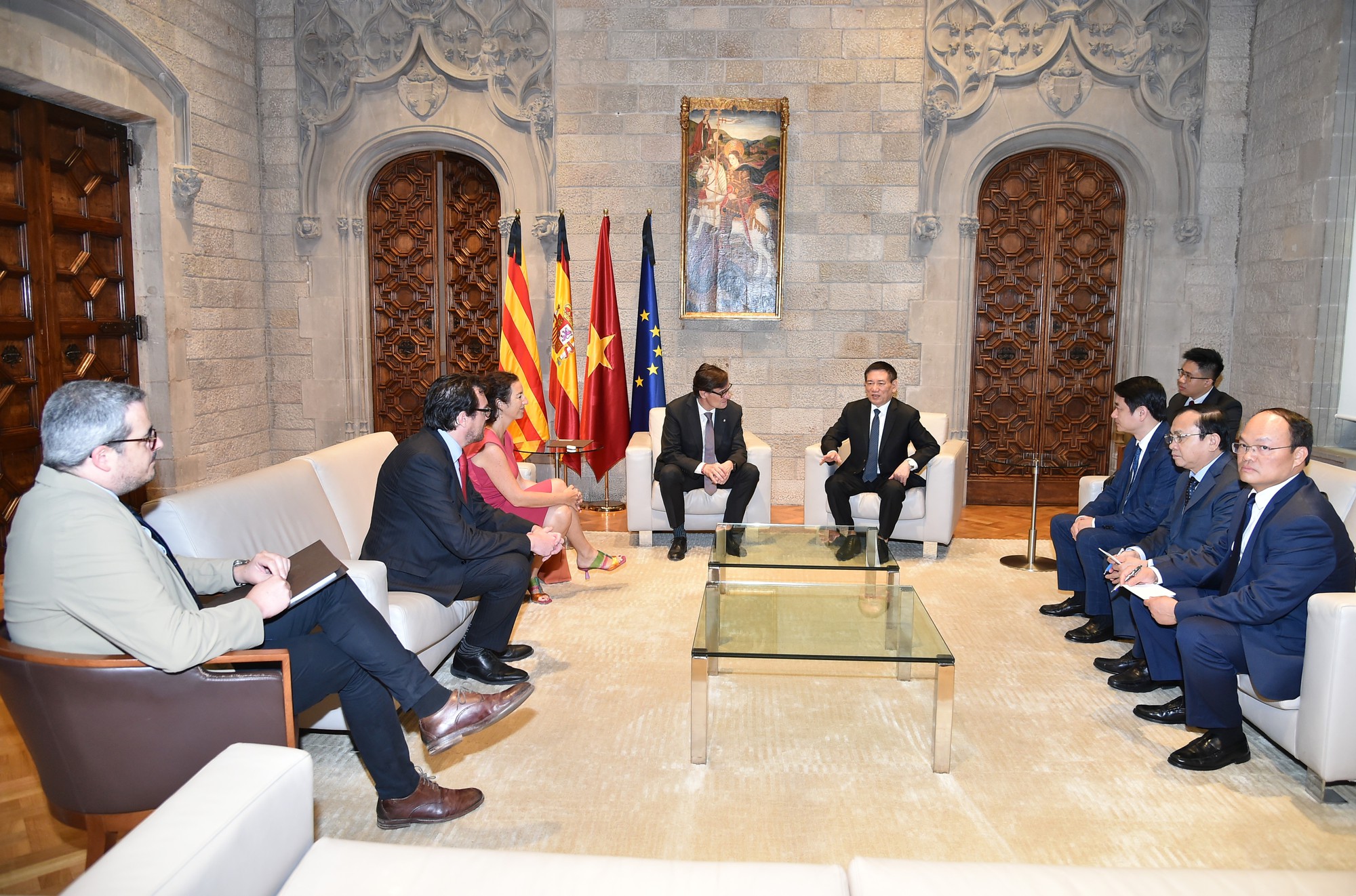 Phó Thủ tướng Hồ Đức Phớc gặp Chủ tịch vùng Catalonia- Ảnh 2.