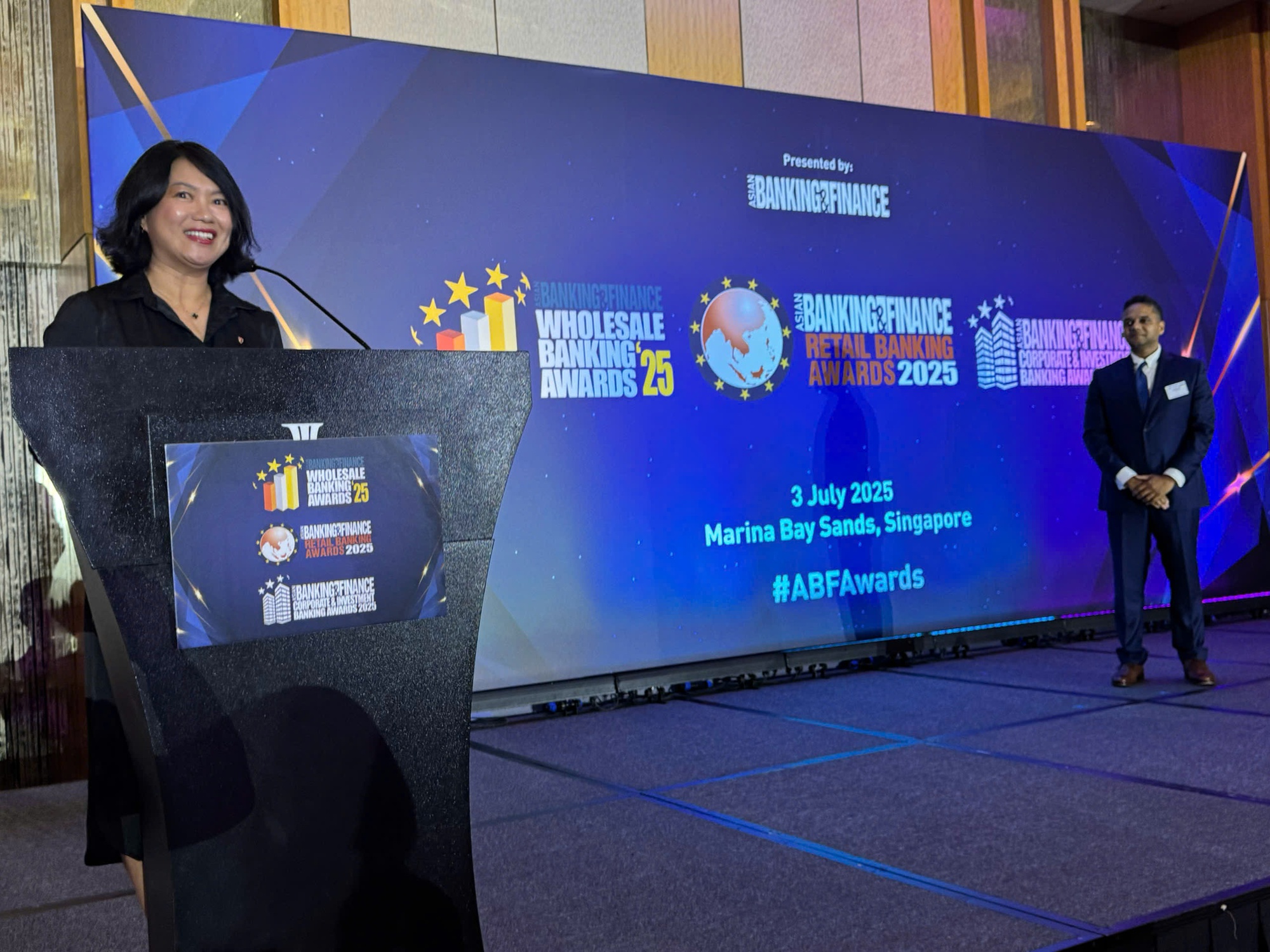 Vietcombank tiếp tục được vinh danh và nhận cú đúp giải thưởng quản trị rủi ro từ Asian Banking and Finance- Ảnh 4. Vietcombank tiếp tục được vinh danh và nhận cú đúp giải thưởng quản trị rủi ro từ Asian Banking and Finance- Ảnh 4.
