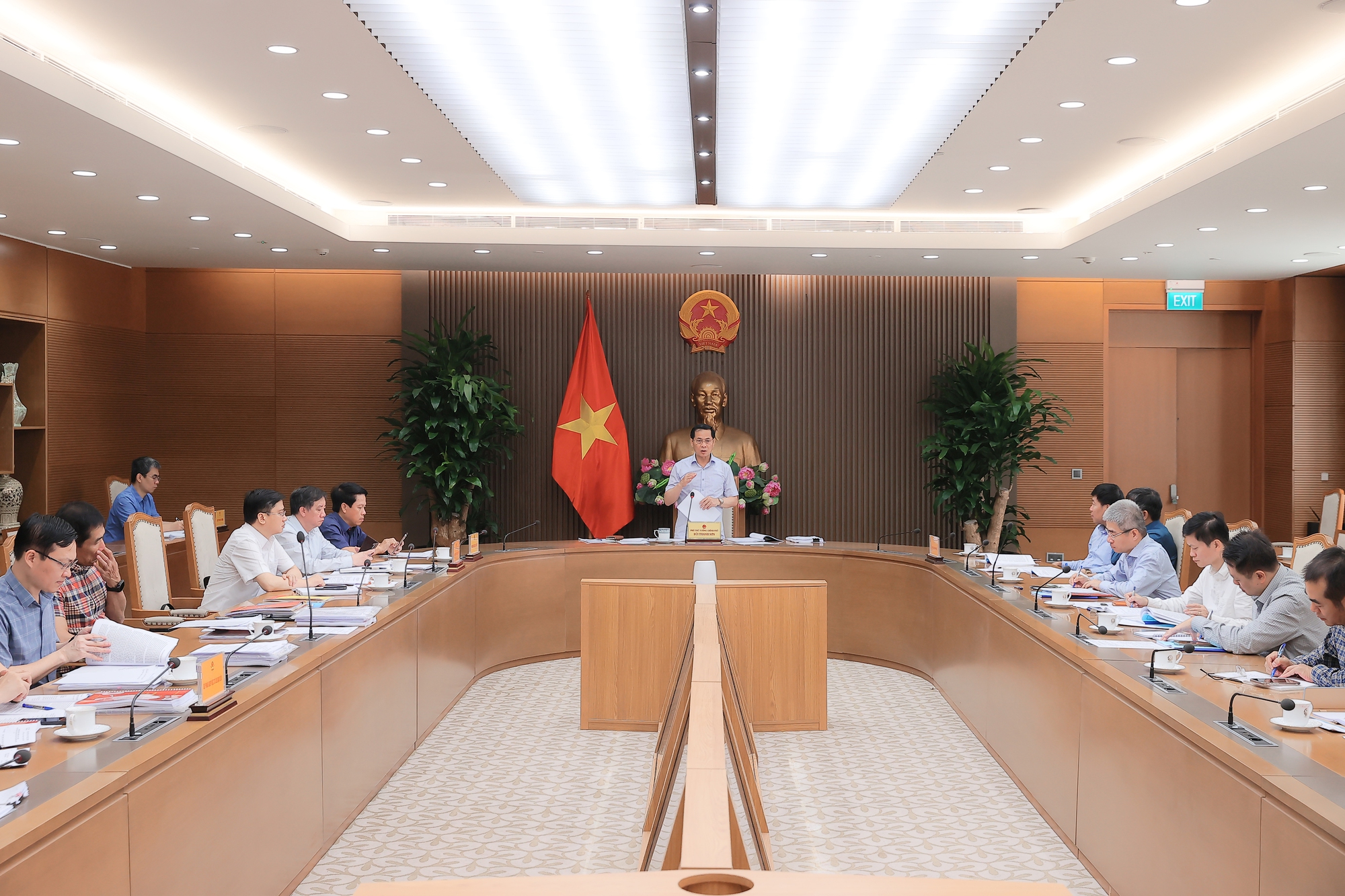 Phó Thủ tướng Bùi Thanh Sơn chủ trì họp rà soát công tác chuẩn bị Đại hội Đảng bộ của 3 bộ, cơ quan- Ảnh 2. Phó Thủ tướng Bùi Thanh Sơn chủ trì họp rà soát công tác chuẩn bị Đại hội Đảng bộ của 3 bộ, cơ quan- Ảnh 2.