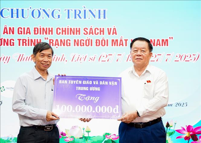 Trưởng Ban Tuyên giáo và Dân vận Trung ương tặng quà gia đình chính sách tại Tây Ninh- Ảnh 2. Trưởng Ban Tuyên giáo và Dân vận Trung ương tặng quà gia đình chính sách tại Tây Ninh- Ảnh 2.