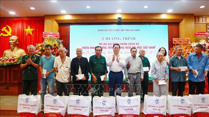 Trưởng Ban Tuyên giáo và Dân vận Trung ương tặng quà gia đình chính sách tại Tây Ninh- Ảnh 1. Trưởng Ban Tuyên giáo và Dân vận Trung ương tặng quà gia đình chính sách tại Tây Ninh- Ảnh 1.