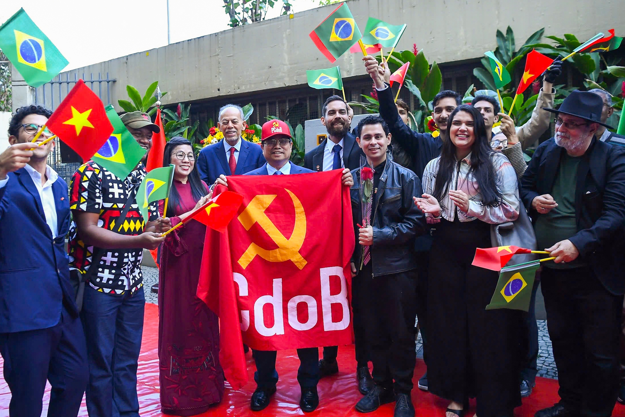 Thủ tướng Phạm Minh Chính dâng hoa tưởng niệm Chủ tịch Hồ Chí Minh tại Rio de Janeiro- Ảnh 7. Thủ tướng Phạm Minh Chính dâng hoa tưởng niệm Chủ tịch Hồ Chí Minh tại Rio de Janeiro- Ảnh 7.