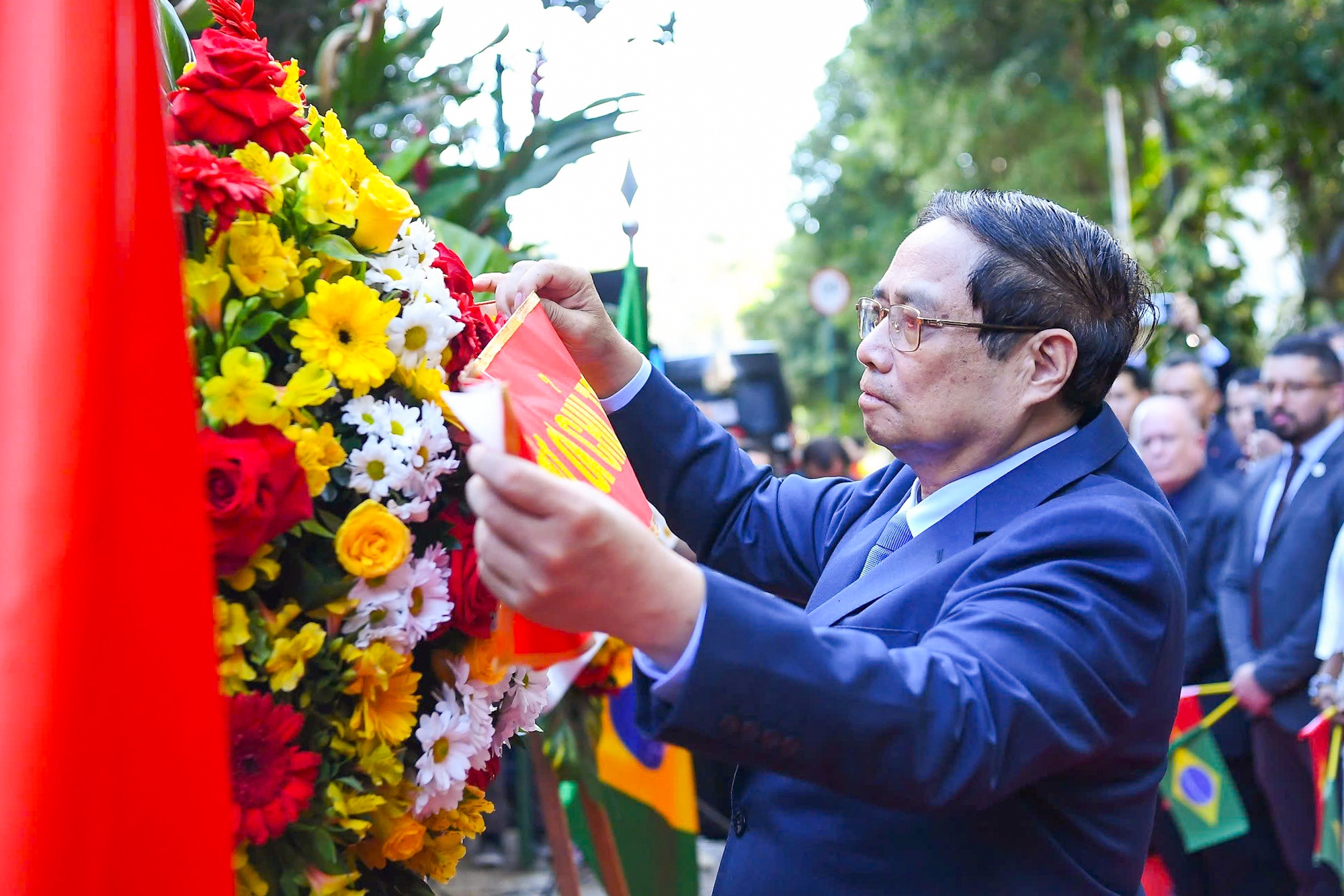 Thủ tướng Phạm Minh Chính dâng hoa tưởng niệm Chủ tịch Hồ Chí Minh tại Rio de Janeiro- Ảnh 1. Thủ tướng Phạm Minh Chính dâng hoa tưởng niệm Chủ tịch Hồ Chí Minh tại Rio de Janeiro- Ảnh 1.
