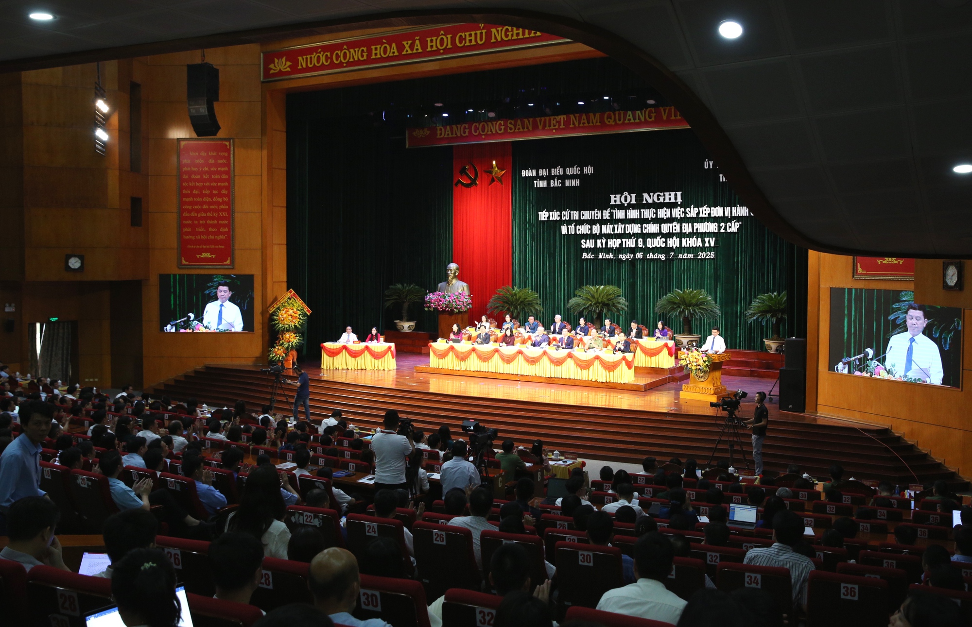 Phó Thủ tướng Thường trực Chính phủ Nguyễn Hòa Bình tiếp xúc cử tri tỉnh Bắc Ninh- Ảnh 6. Phó Thủ tướng Thường trực Chính phủ Nguyễn Hòa Bình tiếp xúc cử tri tỉnh Bắc Ninh- Ảnh 6.