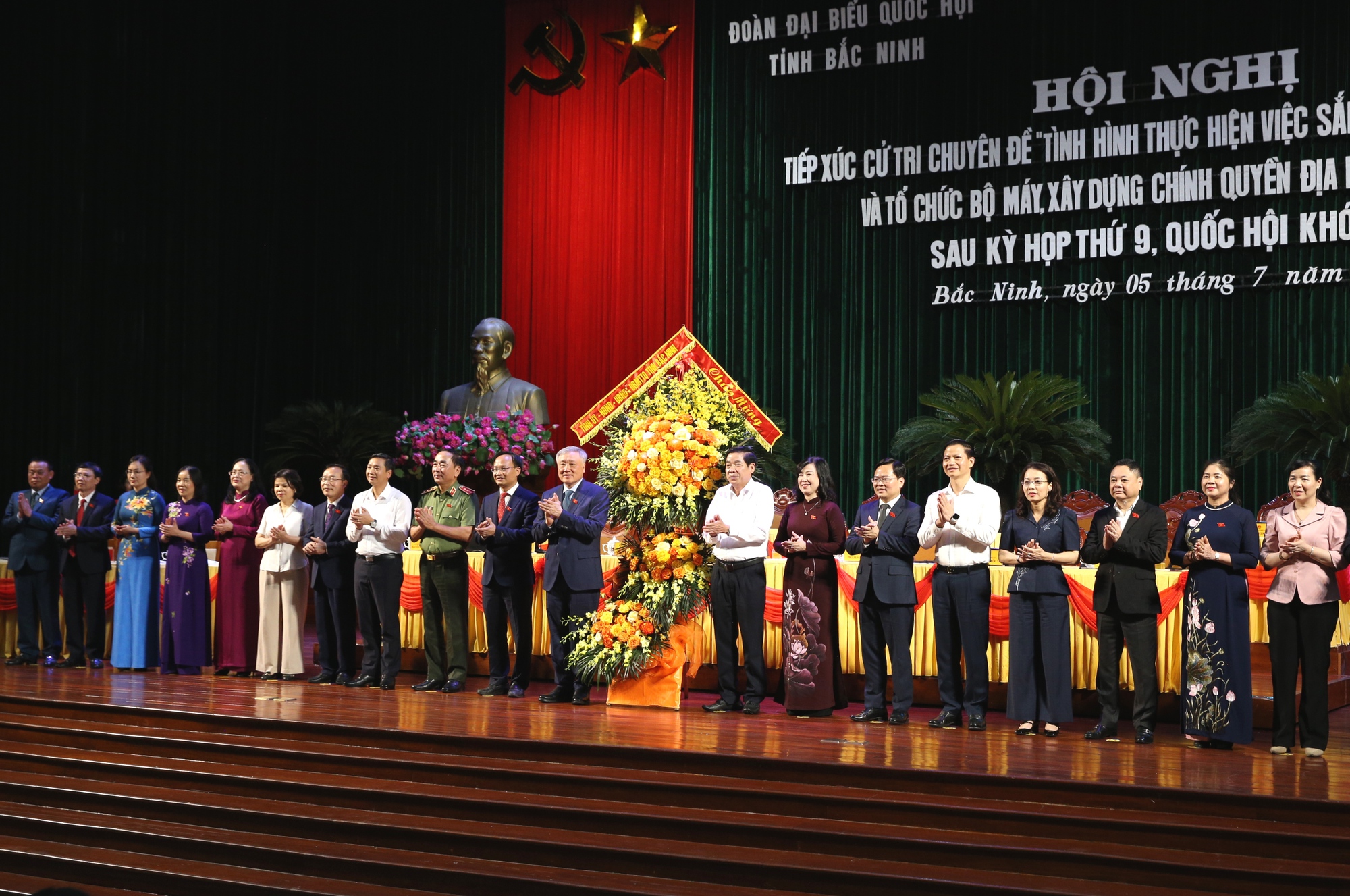 Phó Thủ tướng Thường trực Chính phủ Nguyễn Hòa Bình tiếp xúc cử tri tỉnh Bắc Ninh- Ảnh 3. Phó Thủ tướng Thường trực Chính phủ Nguyễn Hòa Bình tiếp xúc cử tri tỉnh Bắc Ninh- Ảnh 3.